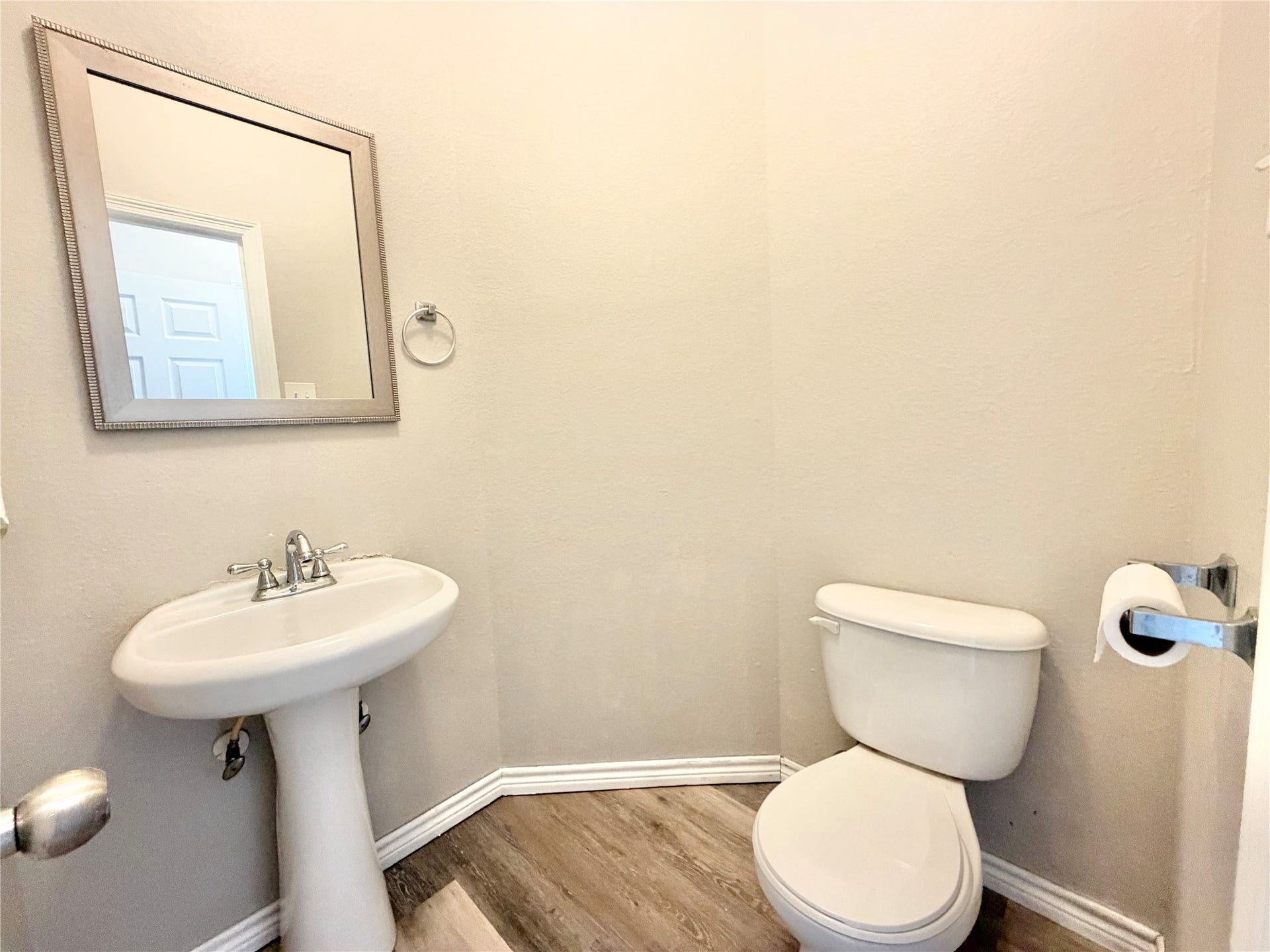 7818 Red Oak Lane, Texas City, TX 77591 Powder room, half bath conveniently located just off the family room