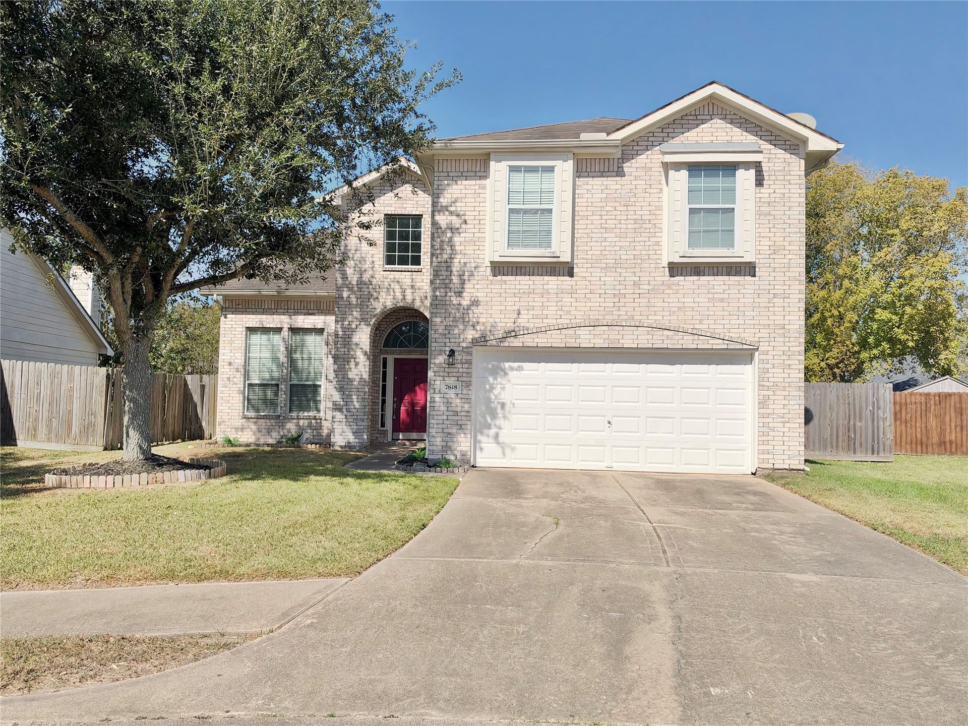 7818 Red Oak Lane, Texas City, TX 77591 Gorgeous Home at the end of a cul-de-sac