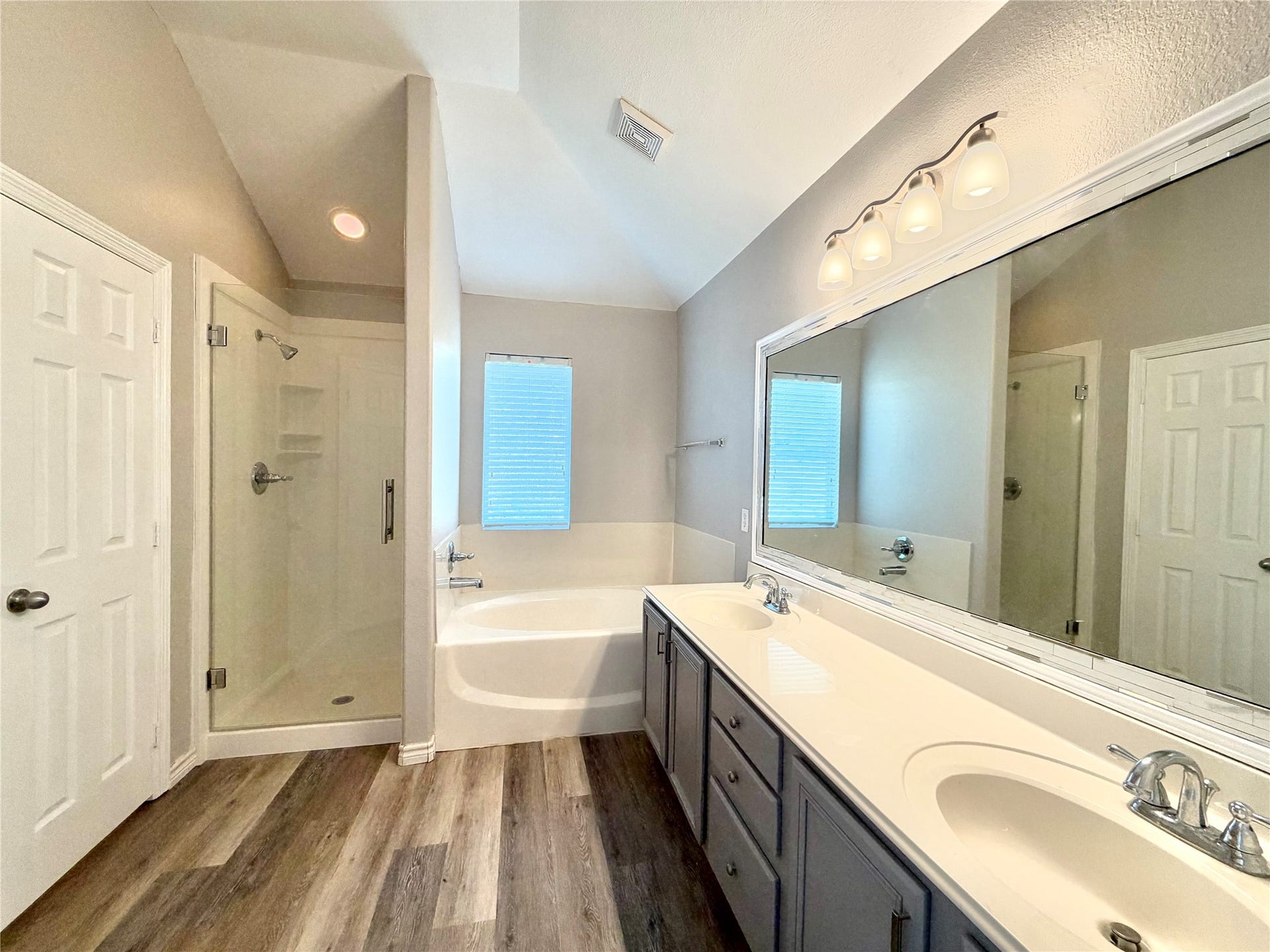 7818 Red Oak Lane, Texas City, TX 77591 Large En-suite Bathroom
