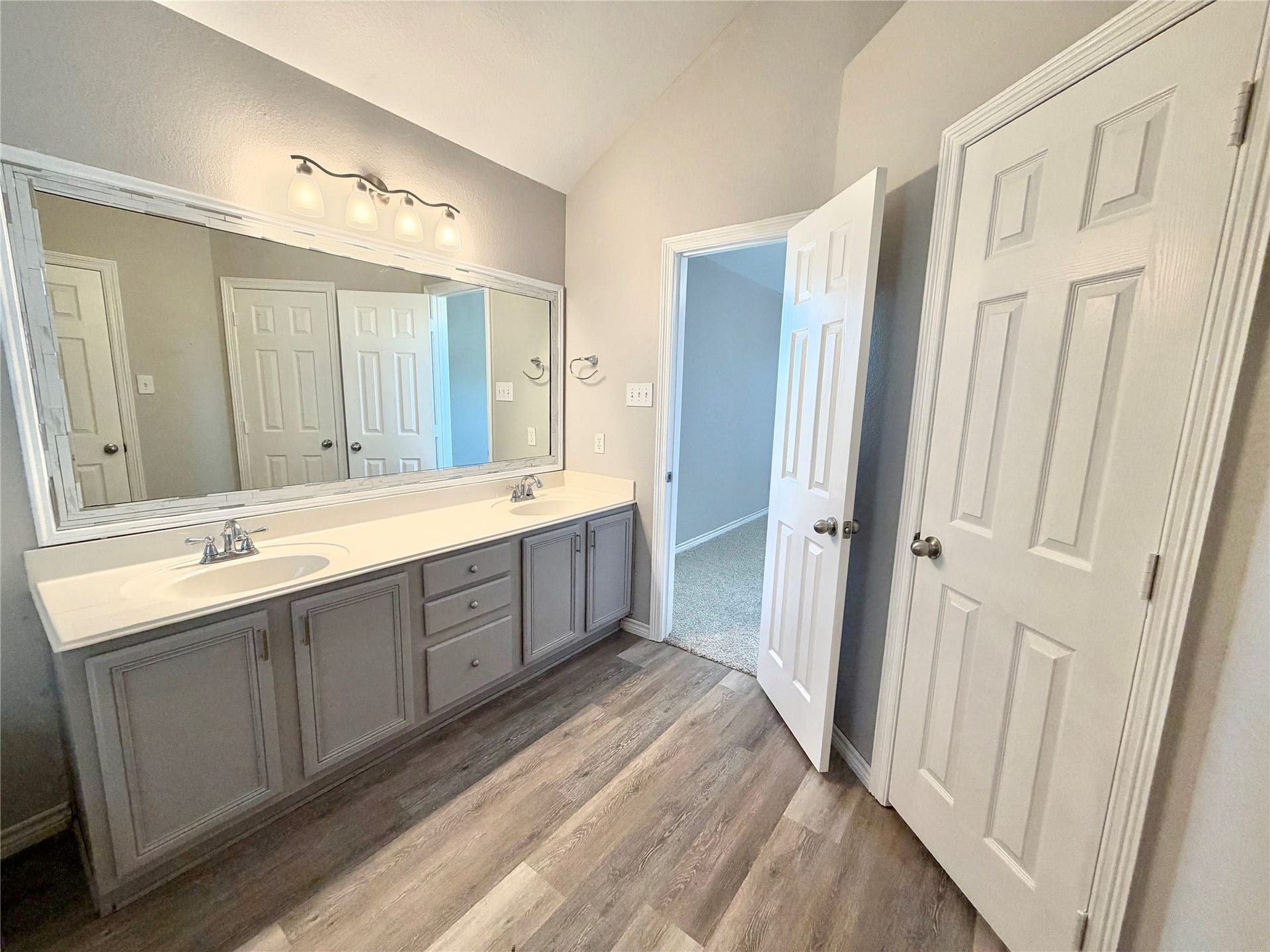 7818 Red Oak Lane, Texas City, TX 77591 Complete with his and her's vanities