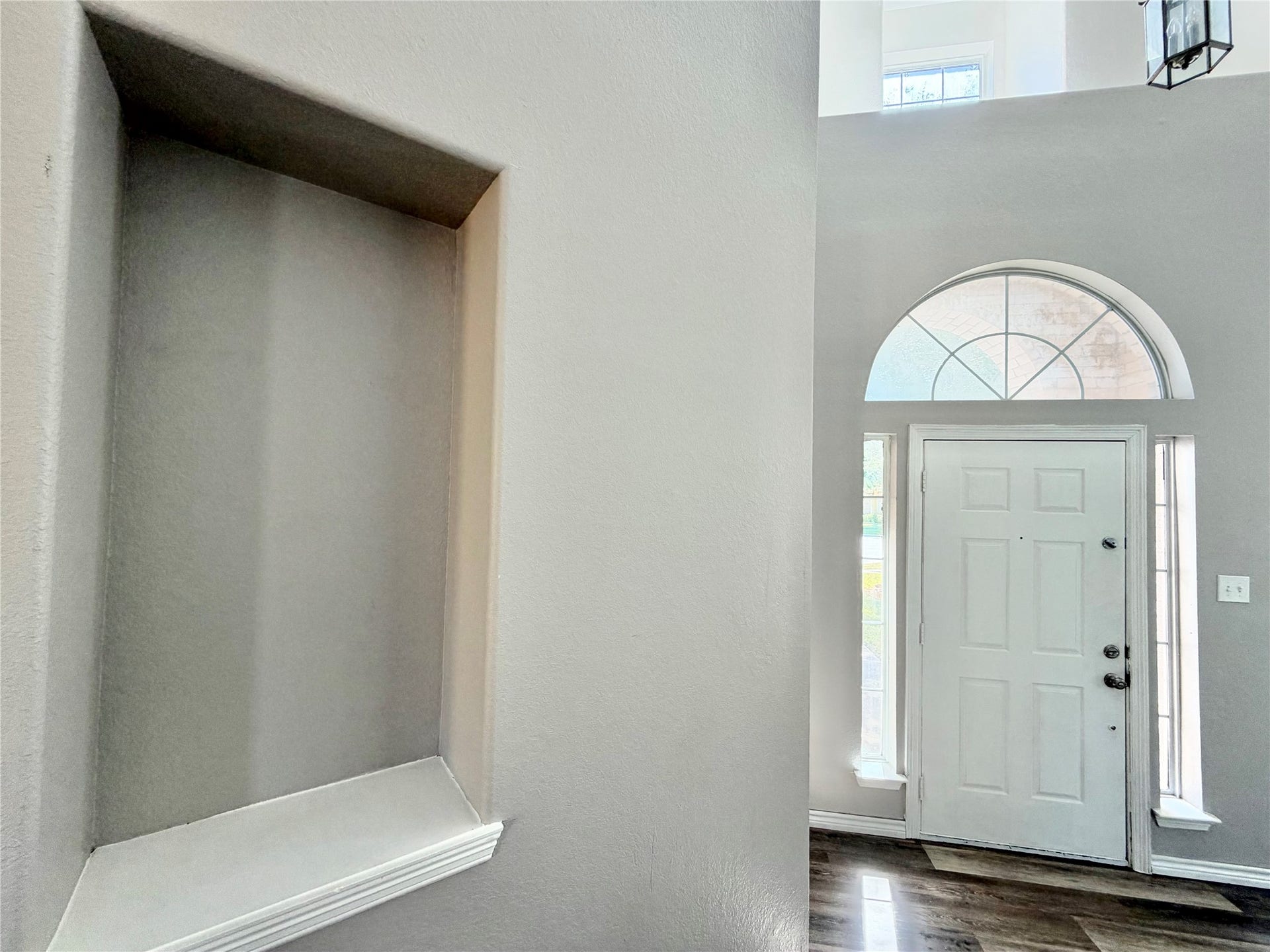 7818 Red Oak Lane, Texas City, TX 77591 Art Niche is a great focal point as guests arrive to your new HOME