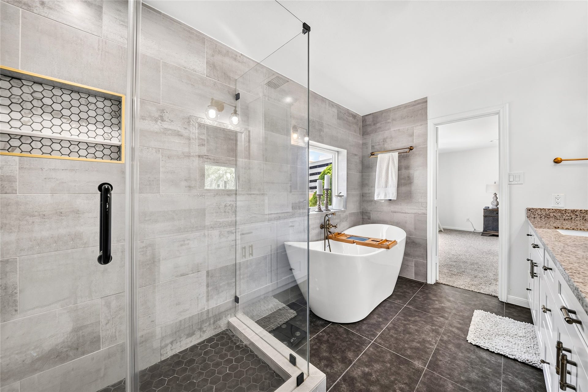 444 E Fair Harbor Lane, Houston, TX 77079 Primary bathroom
