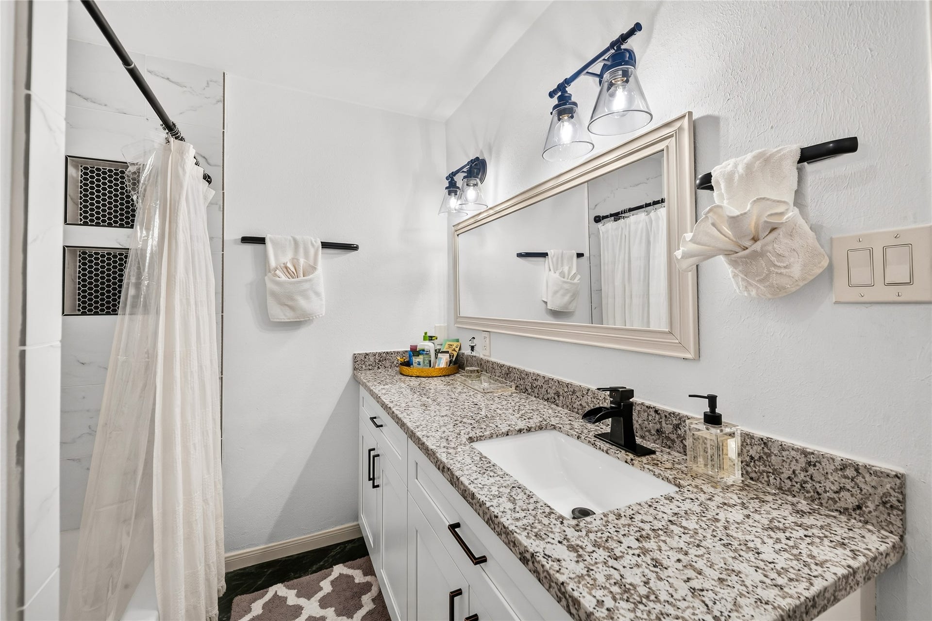 444 E Fair Harbor Lane, Houston, TX 77079 Second bathroom