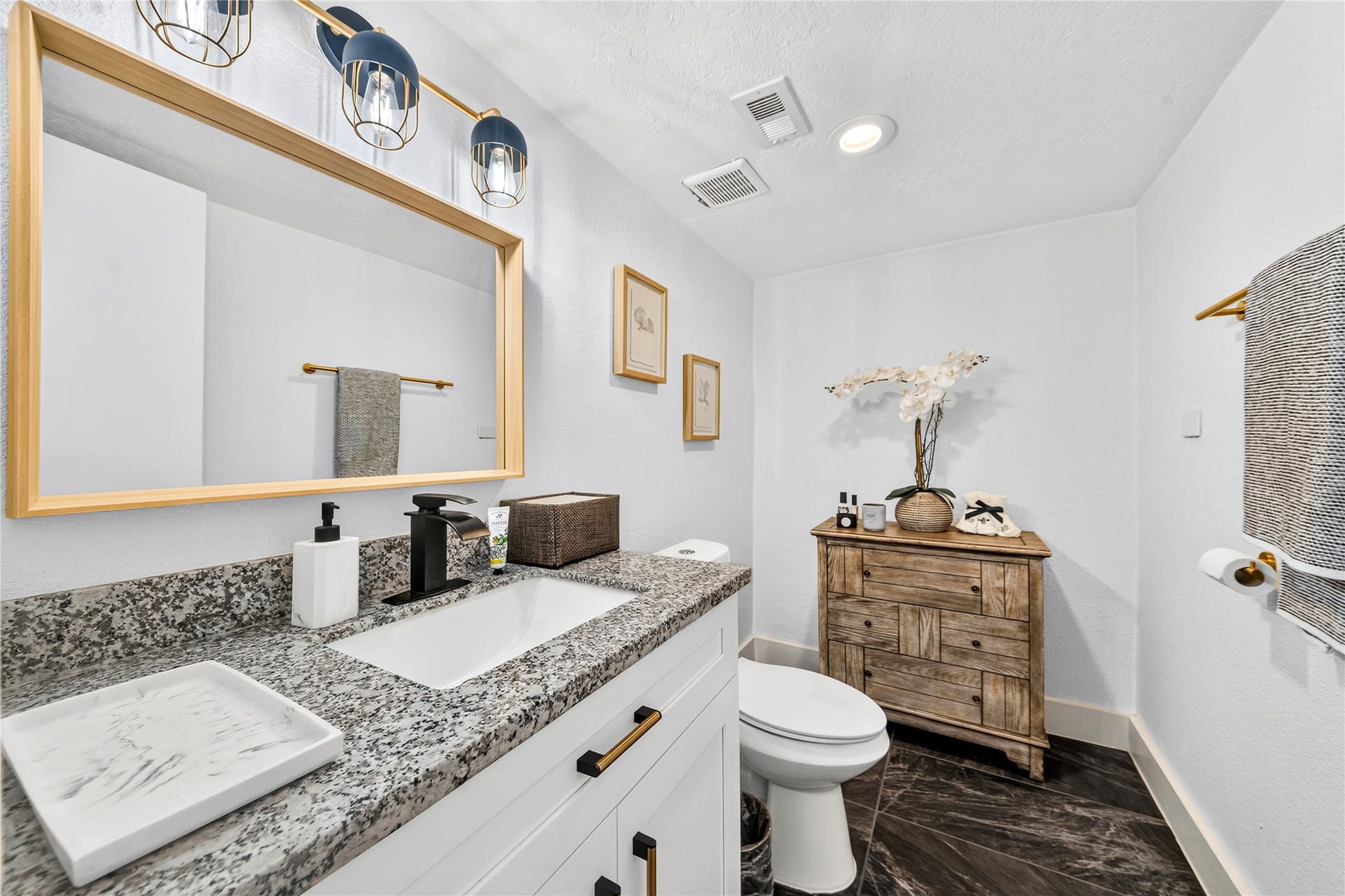 444 E Fair Harbor Lane, Houston, TX 77079 Powder room