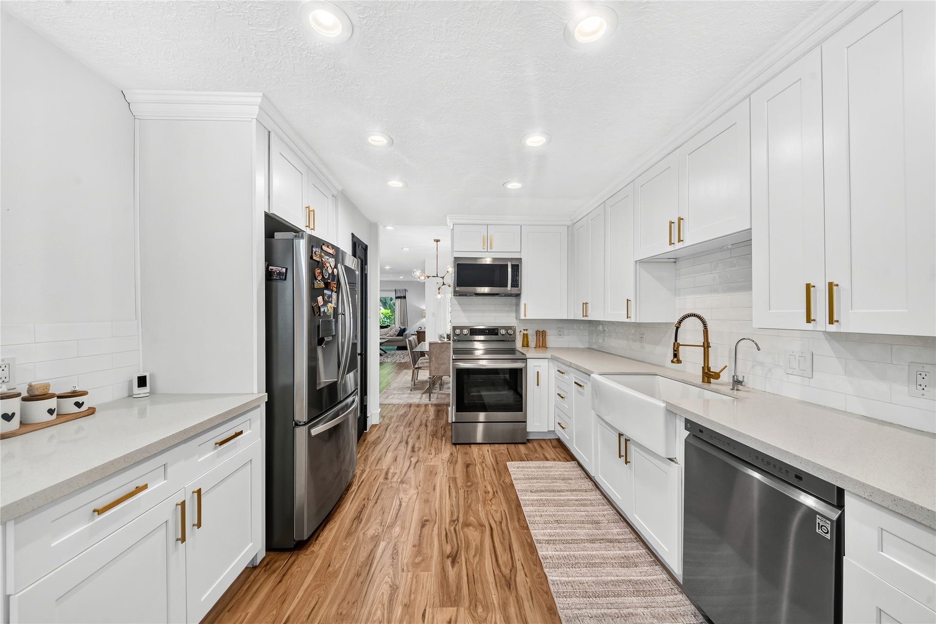 444 E Fair Harbor Lane, Houston, TX 77079 The kitchen and breakfast area provide the perfect backdrop for everything from busy weekday mornings to slow weekend breakfasts