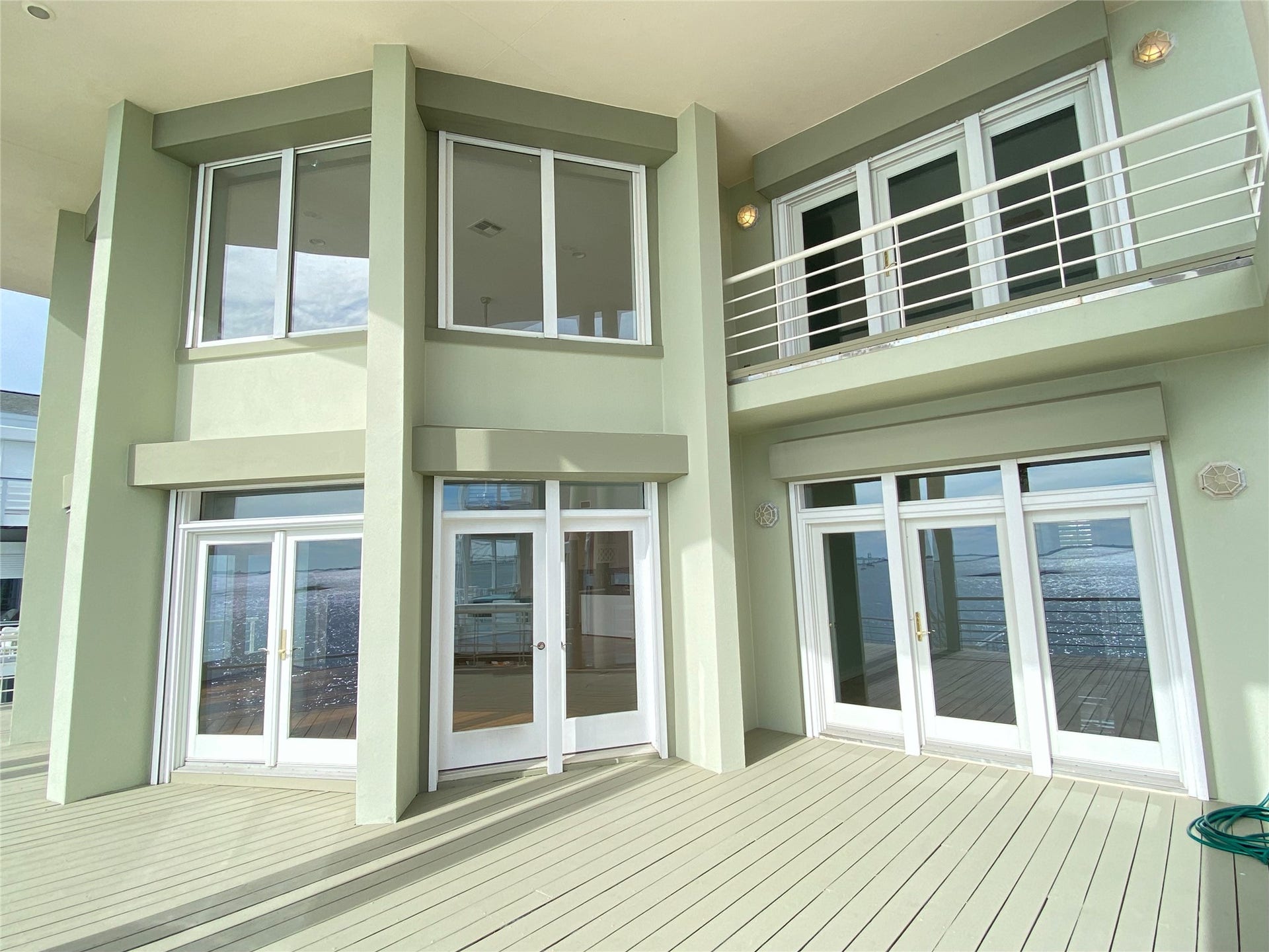 919 Long Reach Drive, Tiki Island, TX 77554 Upper balcony from one of the bedrooms. What a great space for a morning cup of coffee.