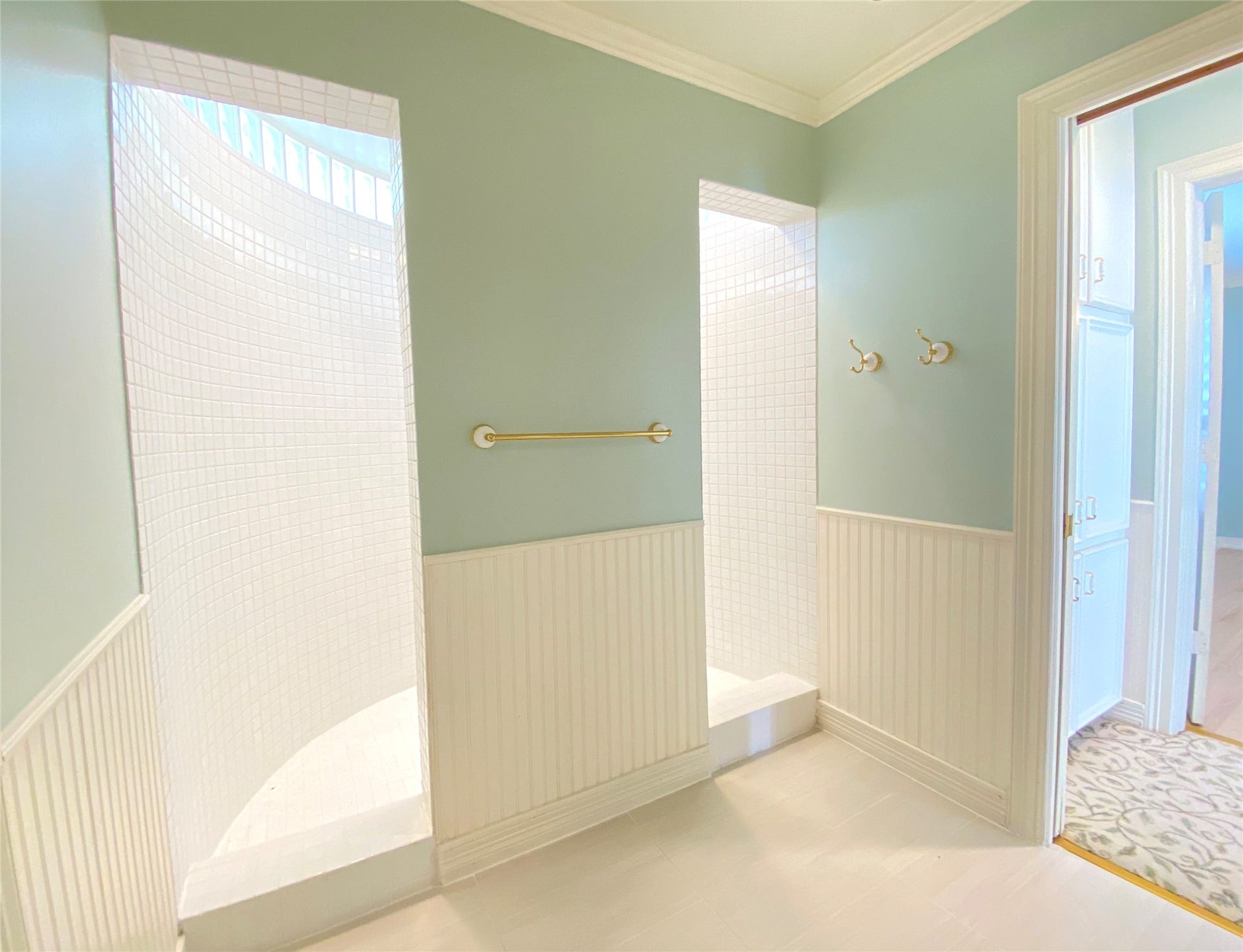 919 Long Reach Drive, Tiki Island, TX 77554 This wrap around shower is one of a kind. Must see to believe.