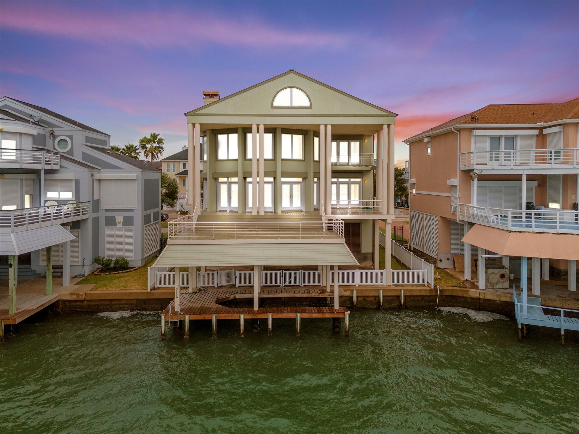 919 Long Reach Drive, Tiki Island, TX 77554 Stunning!!