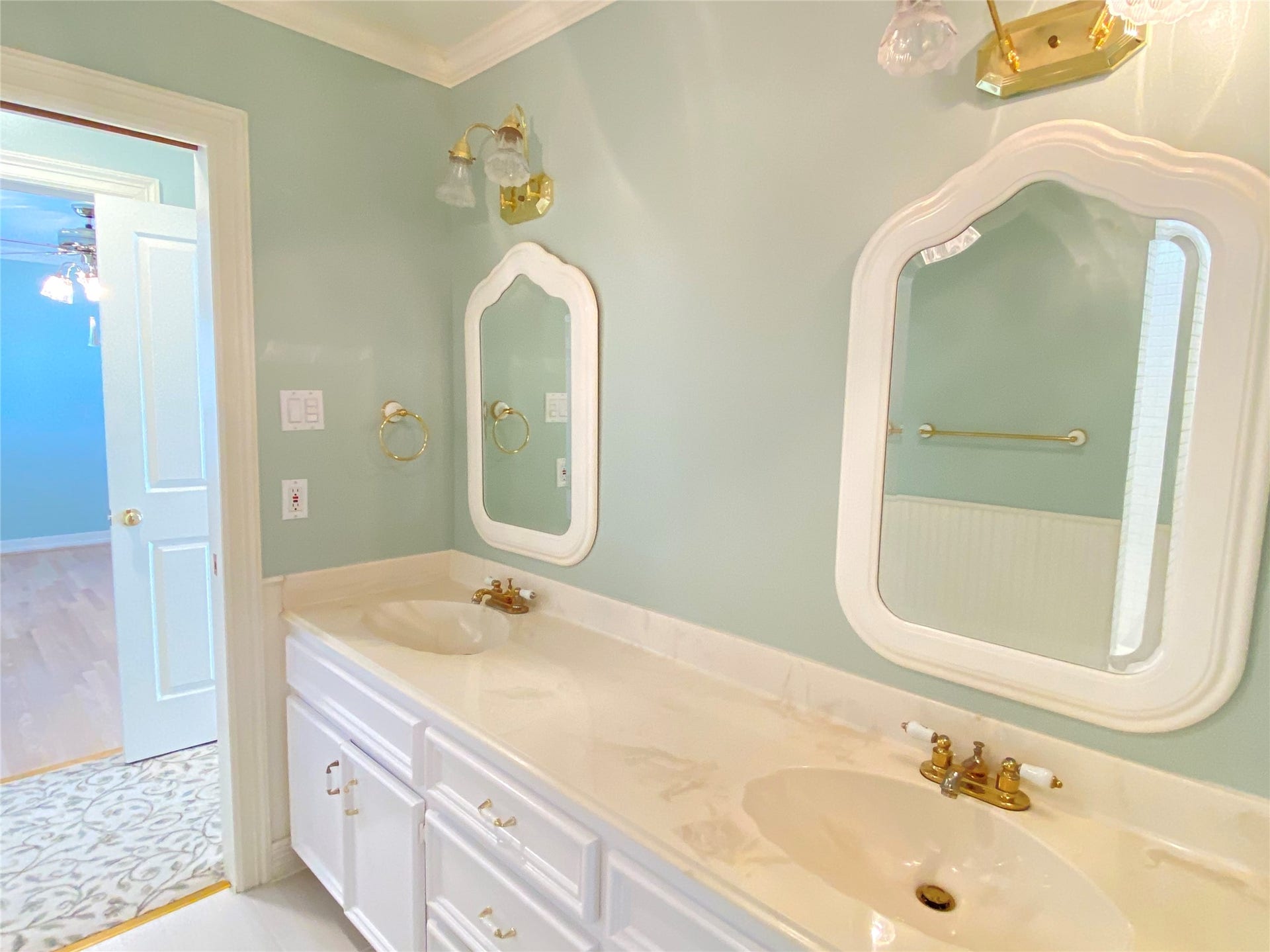 919 Long Reach Drive, Tiki Island, TX 77554 Double vanity for the upper bedrooms.