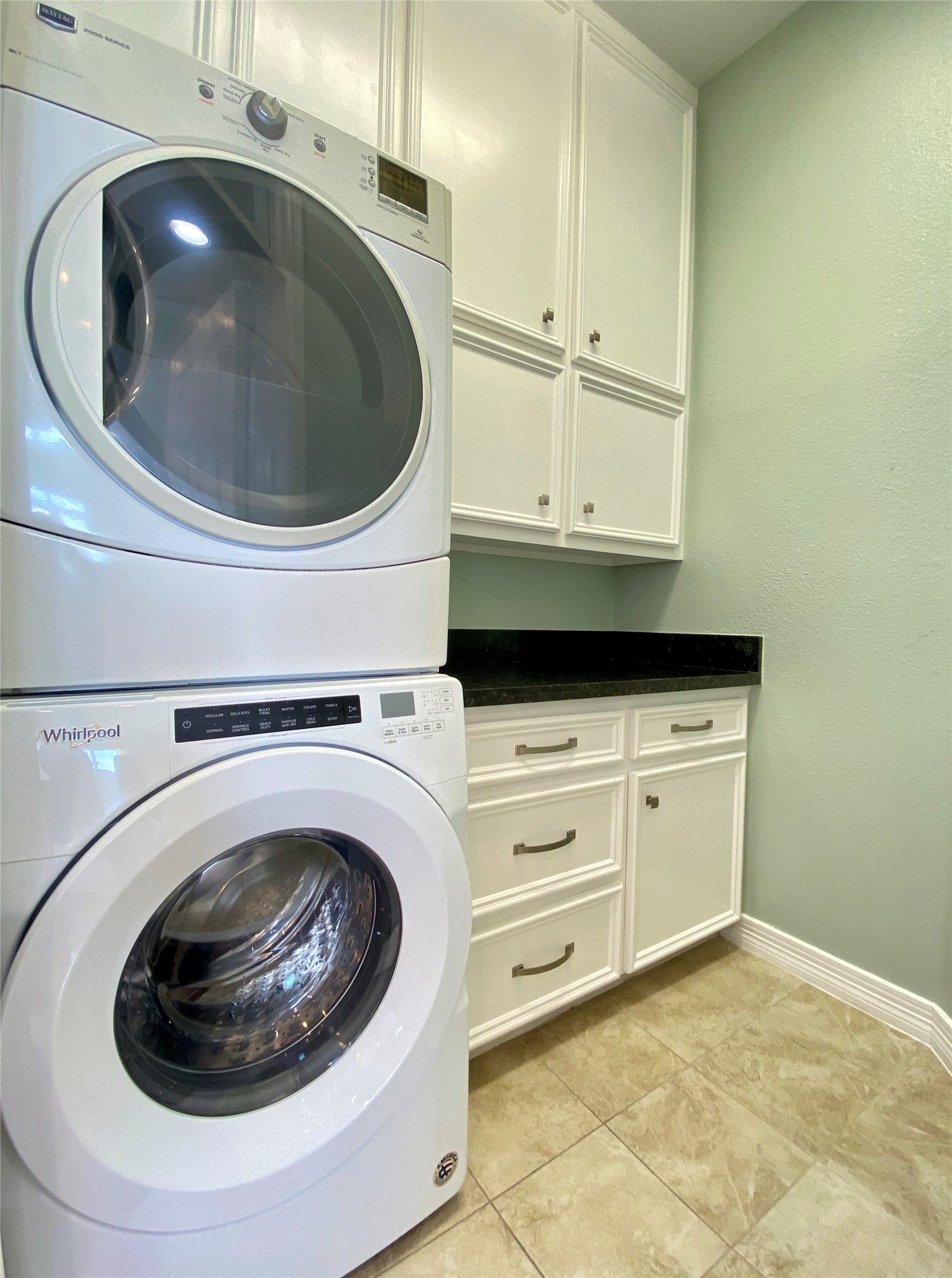 919 Long Reach Drive, Tiki Island, TX 77554 Indoor laundry room is so convenient.