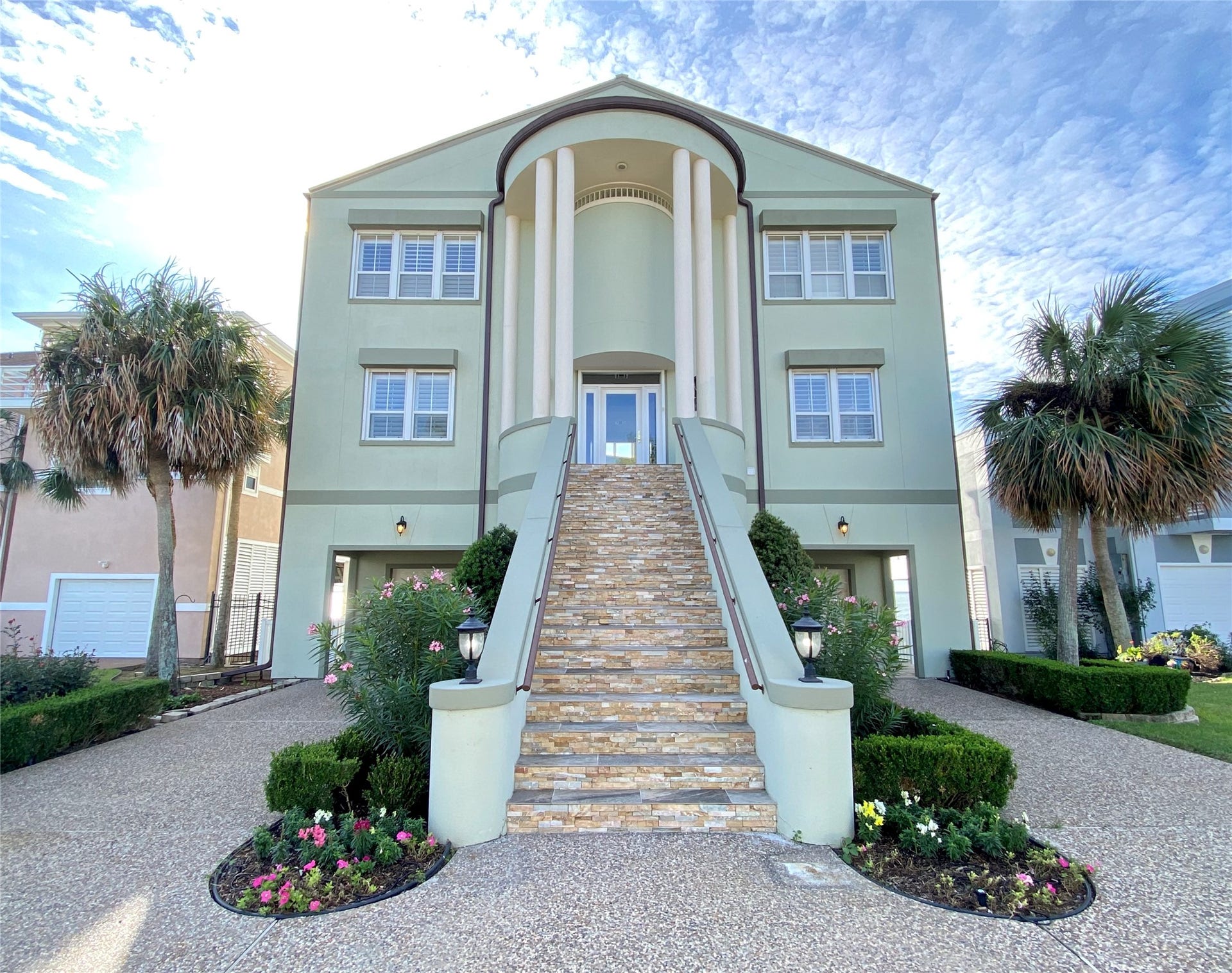 919 Long Reach Drive, Tiki Island, TX 77554 This grand entrance will lead you through to incredible bay views. Come on in!