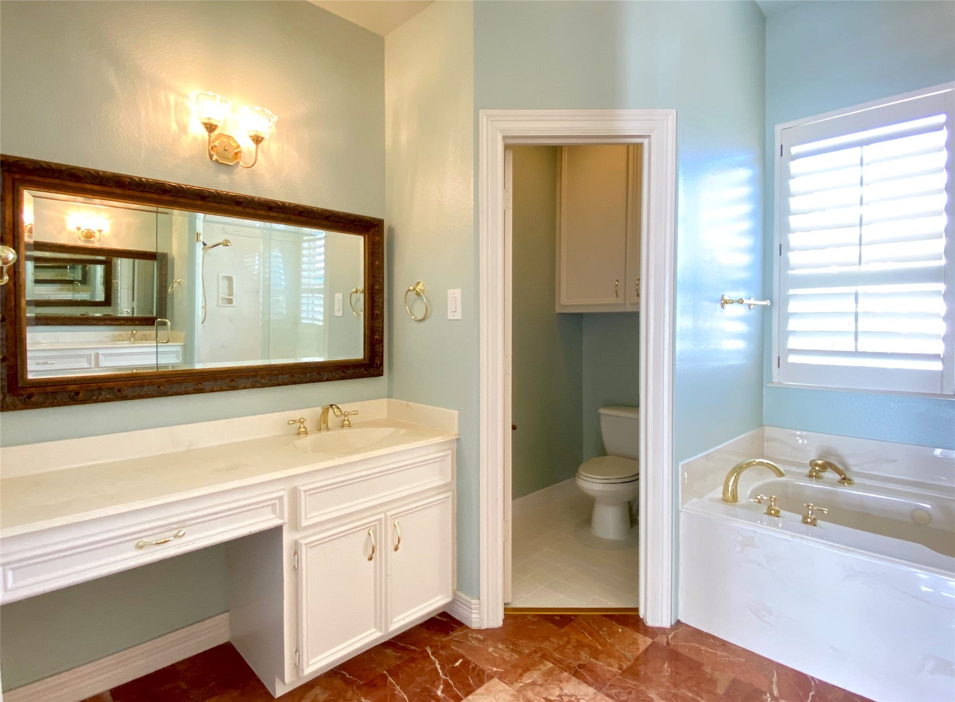 919 Long Reach Drive, Tiki Island, TX 77554 The opposite side of the primary bath with separate water closet space.