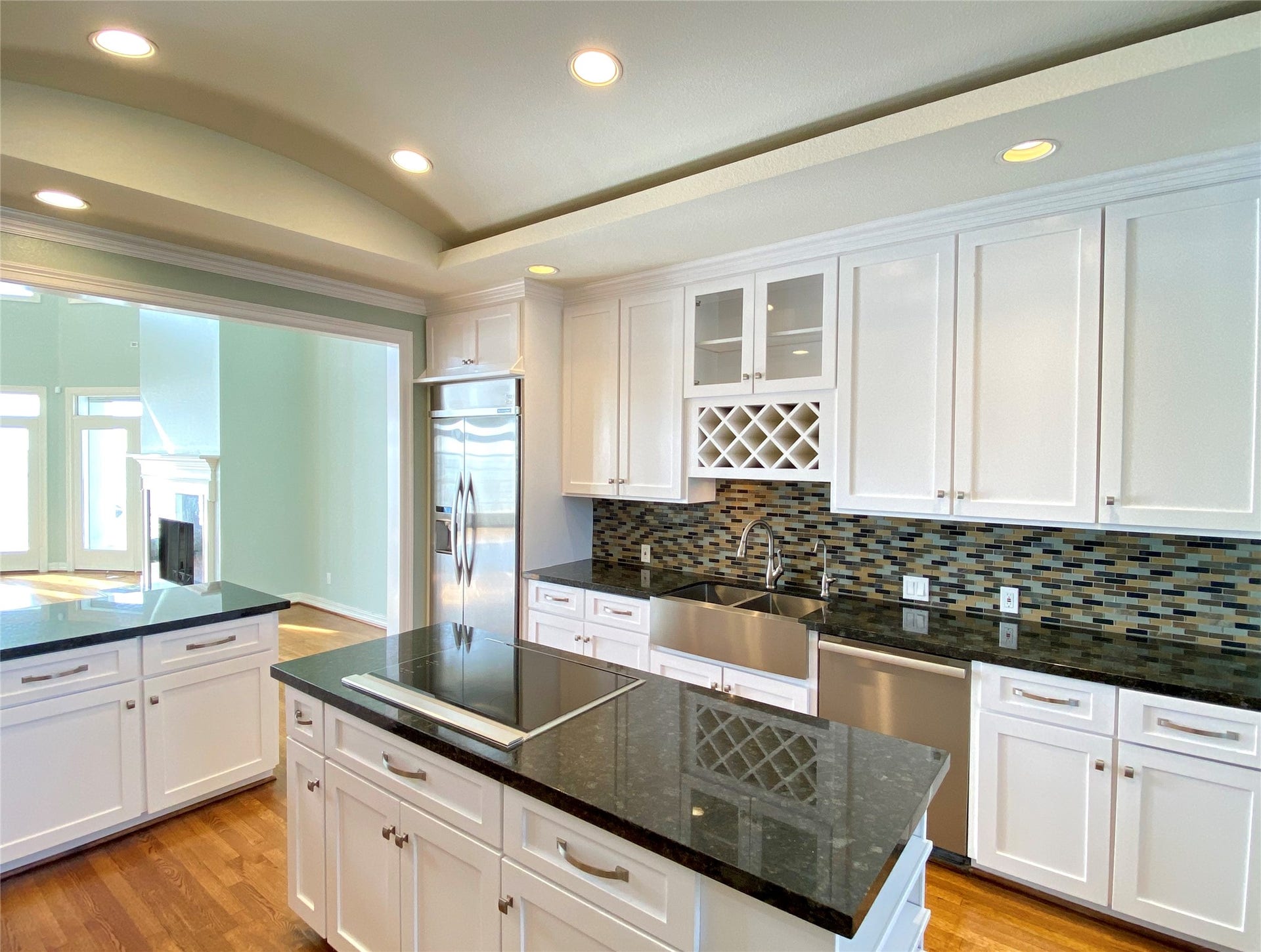 919 Long Reach Drive, Tiki Island, TX 77554 Plenty of cabinet space.