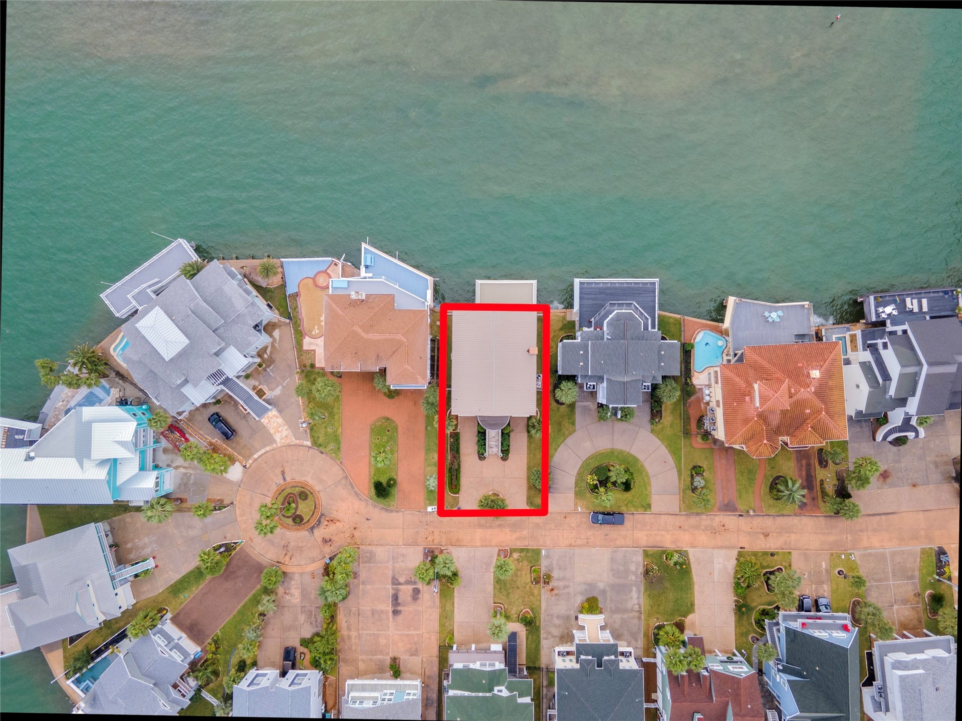 919 Long Reach Drive, Tiki Island, TX 77554 One of a few homes on a quiet cul-de-sac street.