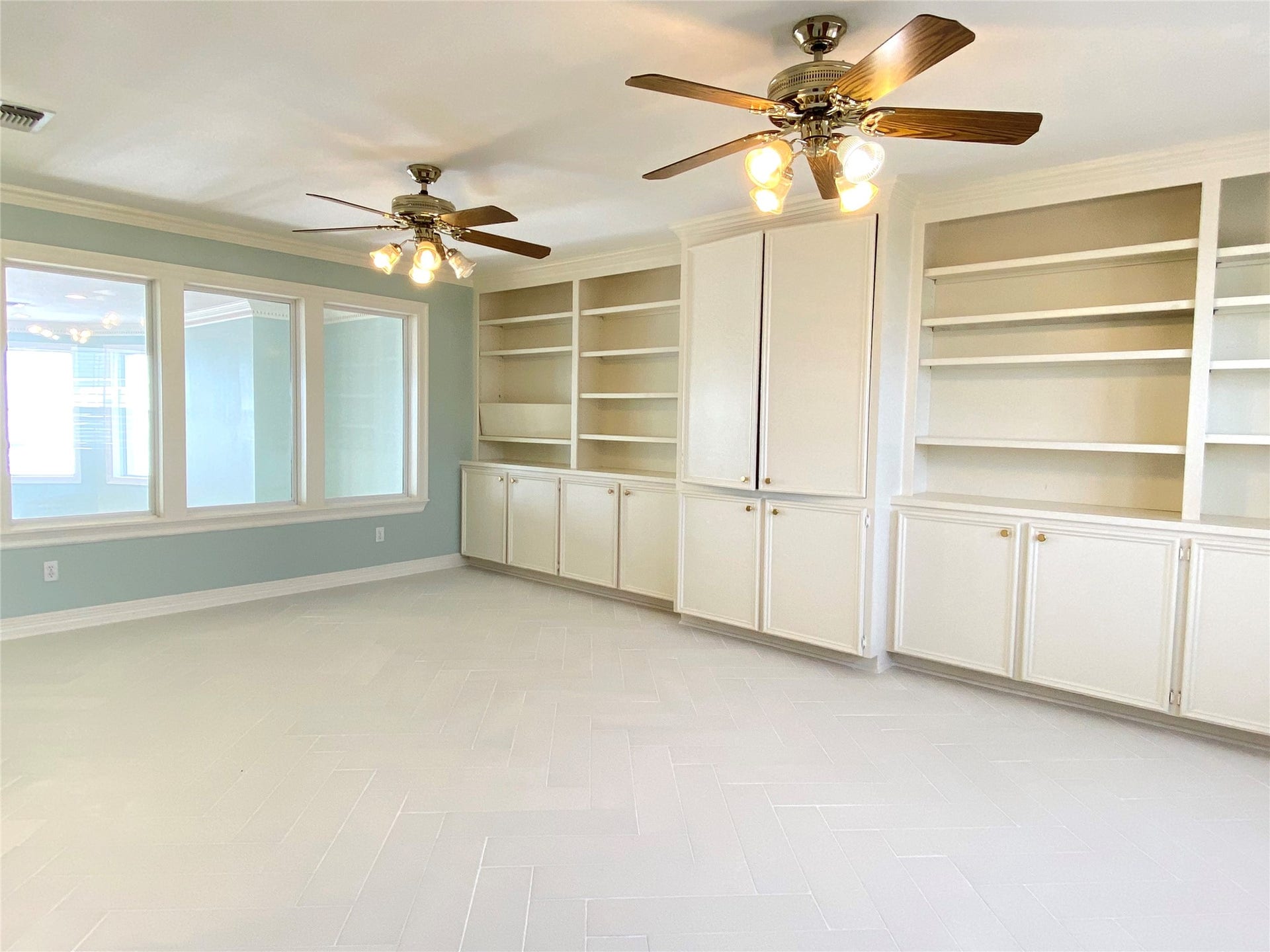919 Long Reach Drive, Tiki Island, TX 77554 This room can be utilized in so many ways: Office, game room or another bedroom if needed. Stunning bay views.