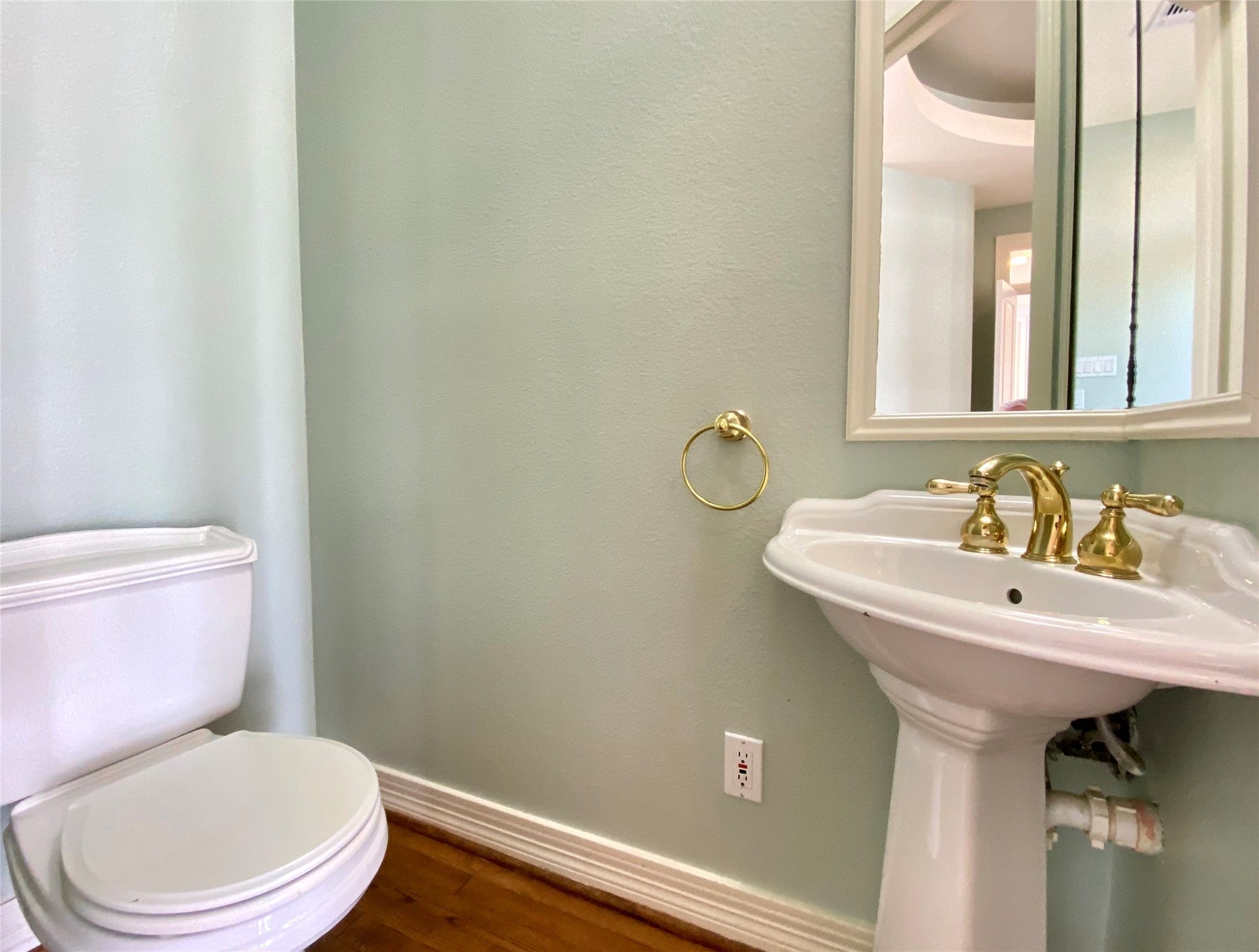 919 Long Reach Drive, Tiki Island, TX 77554 Powder room on the mail floor.