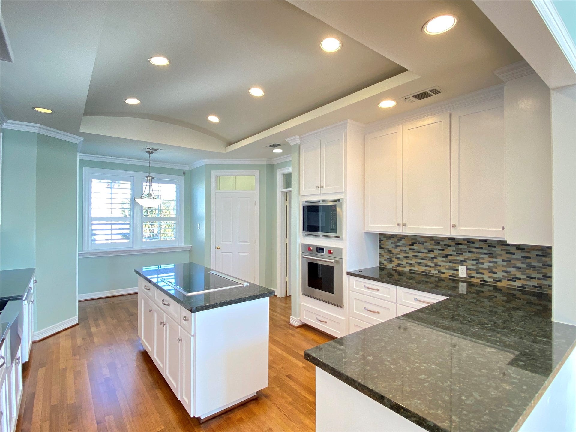 919 Long Reach Drive, Tiki Island, TX 77554 View of the kitchen with breakfast nook in the back. Doorway leads to indoor laundry area. Large pantry on the left.