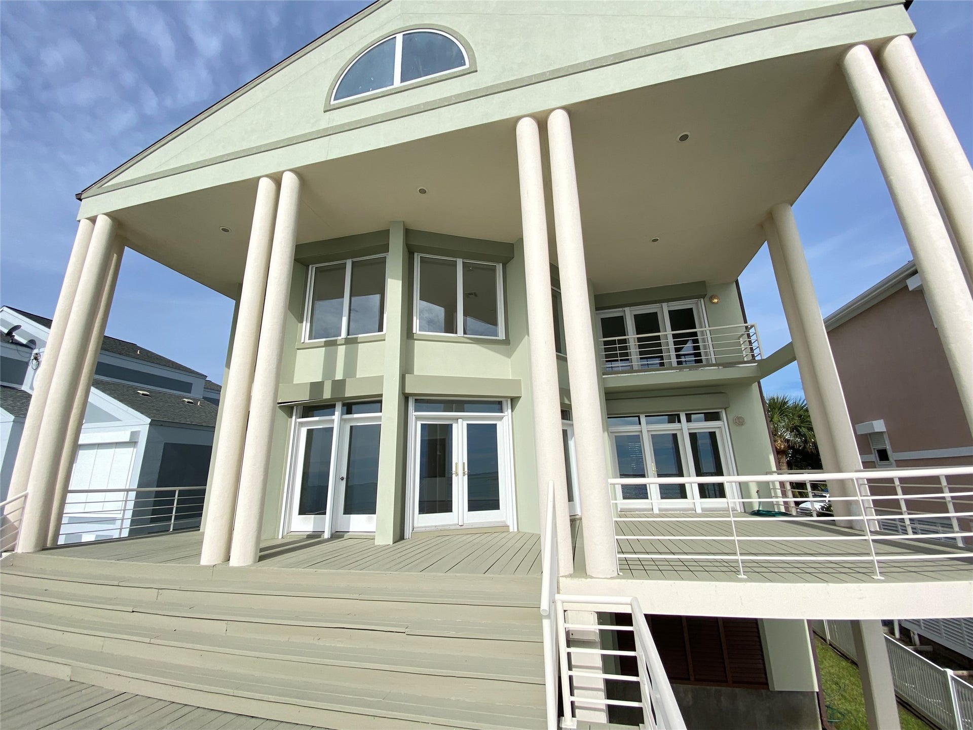 919 Long Reach Drive, Tiki Island, TX 77554 This covered space is an awesome space to entertain with bay breezes.