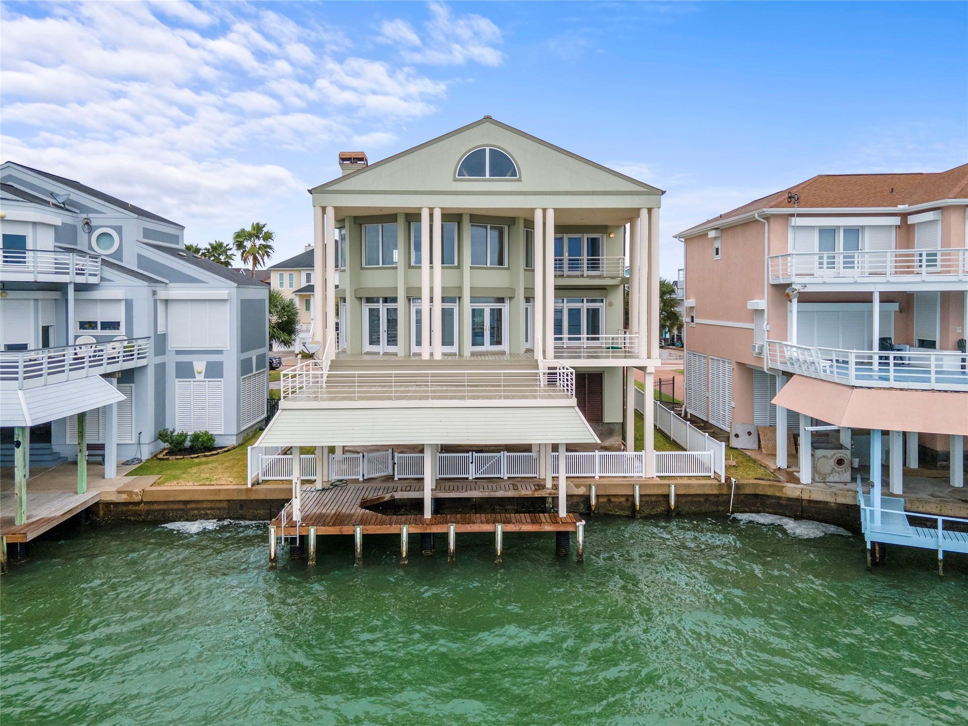 919 Long Reach Drive, Tiki Island, TX 77554 So majestic with the two story columns.