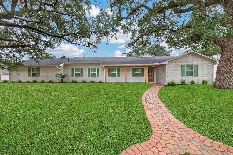 Property photo for 11322 Oak Spring Drive E, Houston, TX