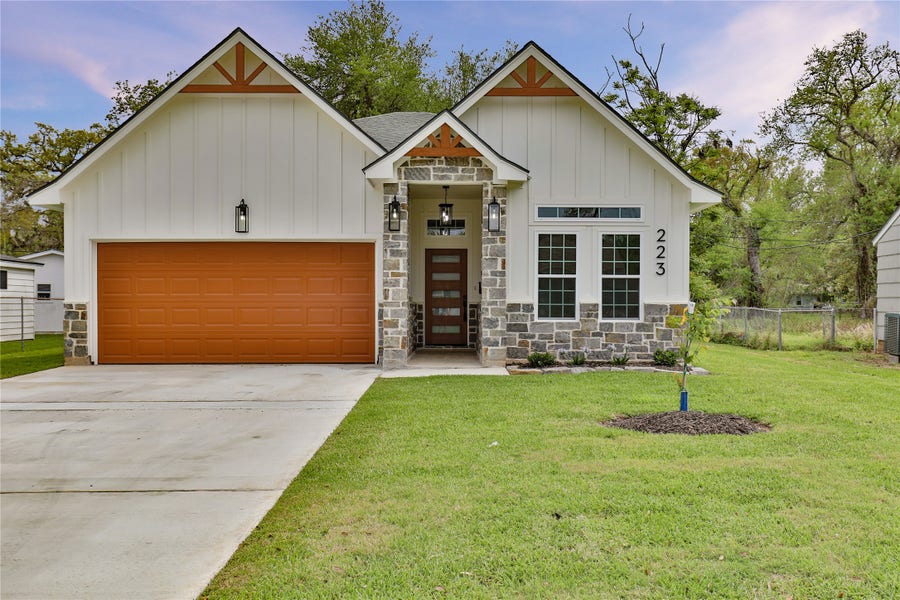 Property photo for 223 Laurel Street, Lake Jackson, TX