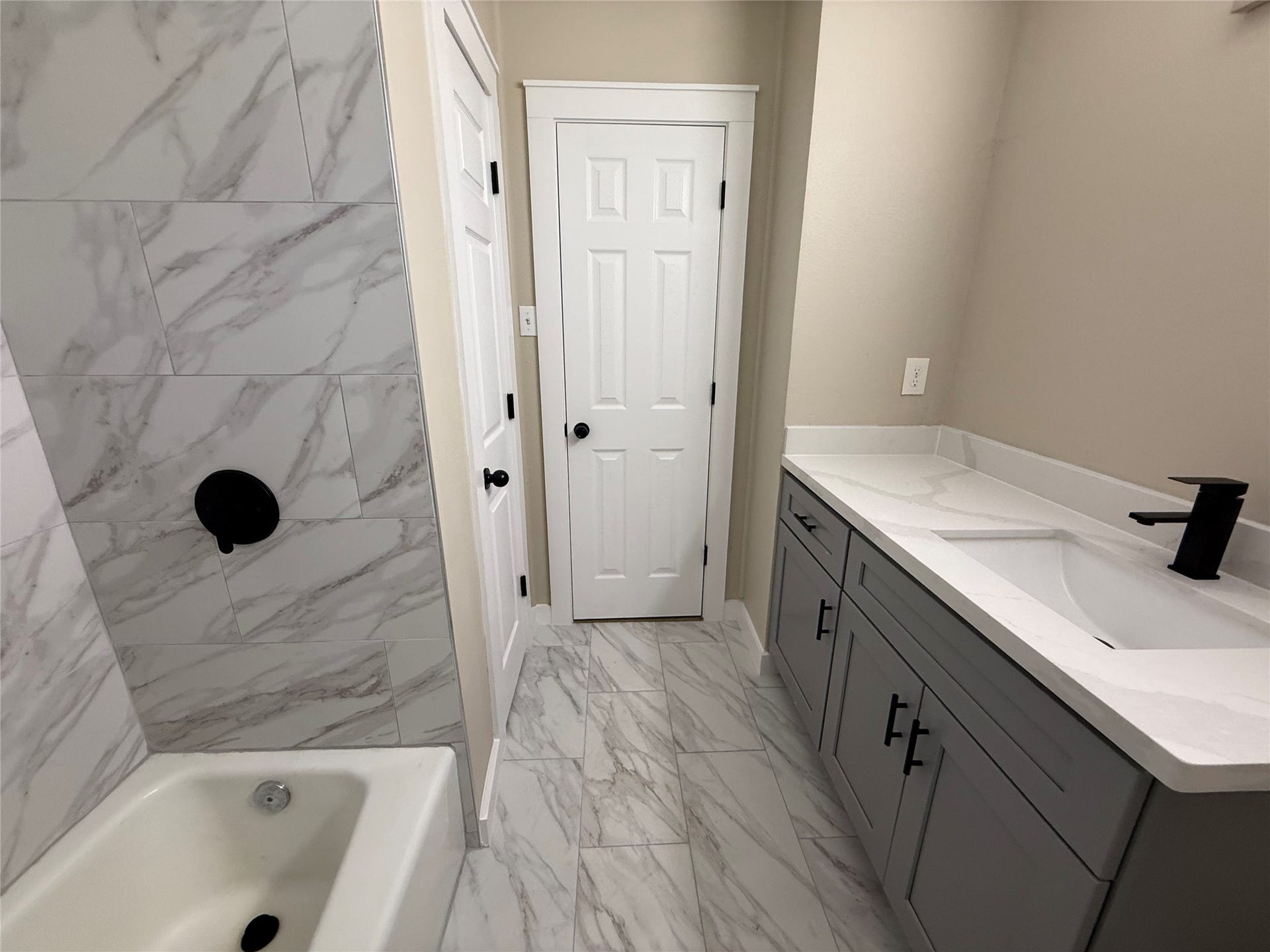2818 Spa Drive, Deer Park, TX 77536 Hall bathroom