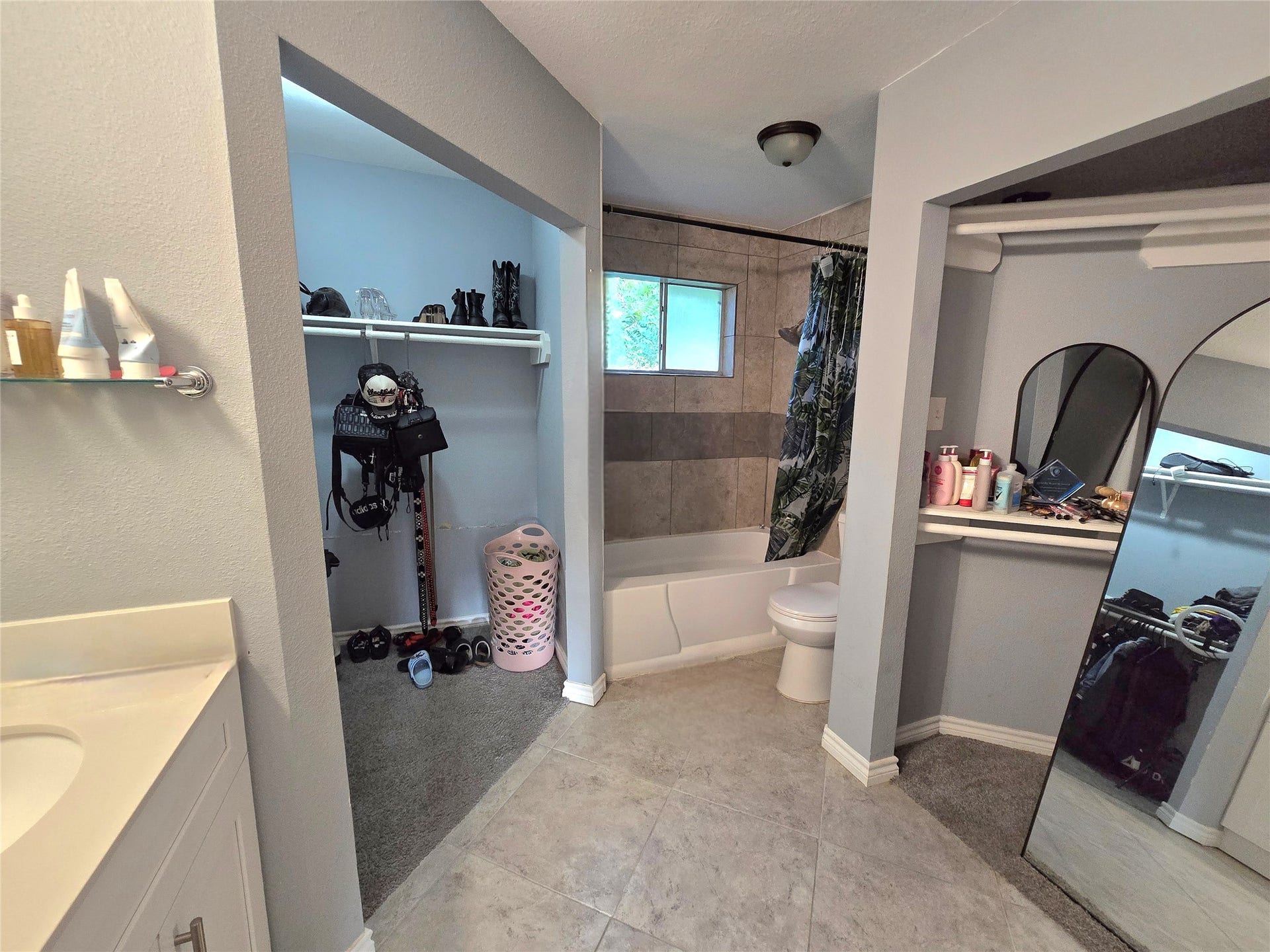 5205 Winding Brook Drive, Dickinson, TX 77539 Spacious bathroom with a tiled bathtub and shower, adjacent to a walk-in closet and vanity area for added convenience.