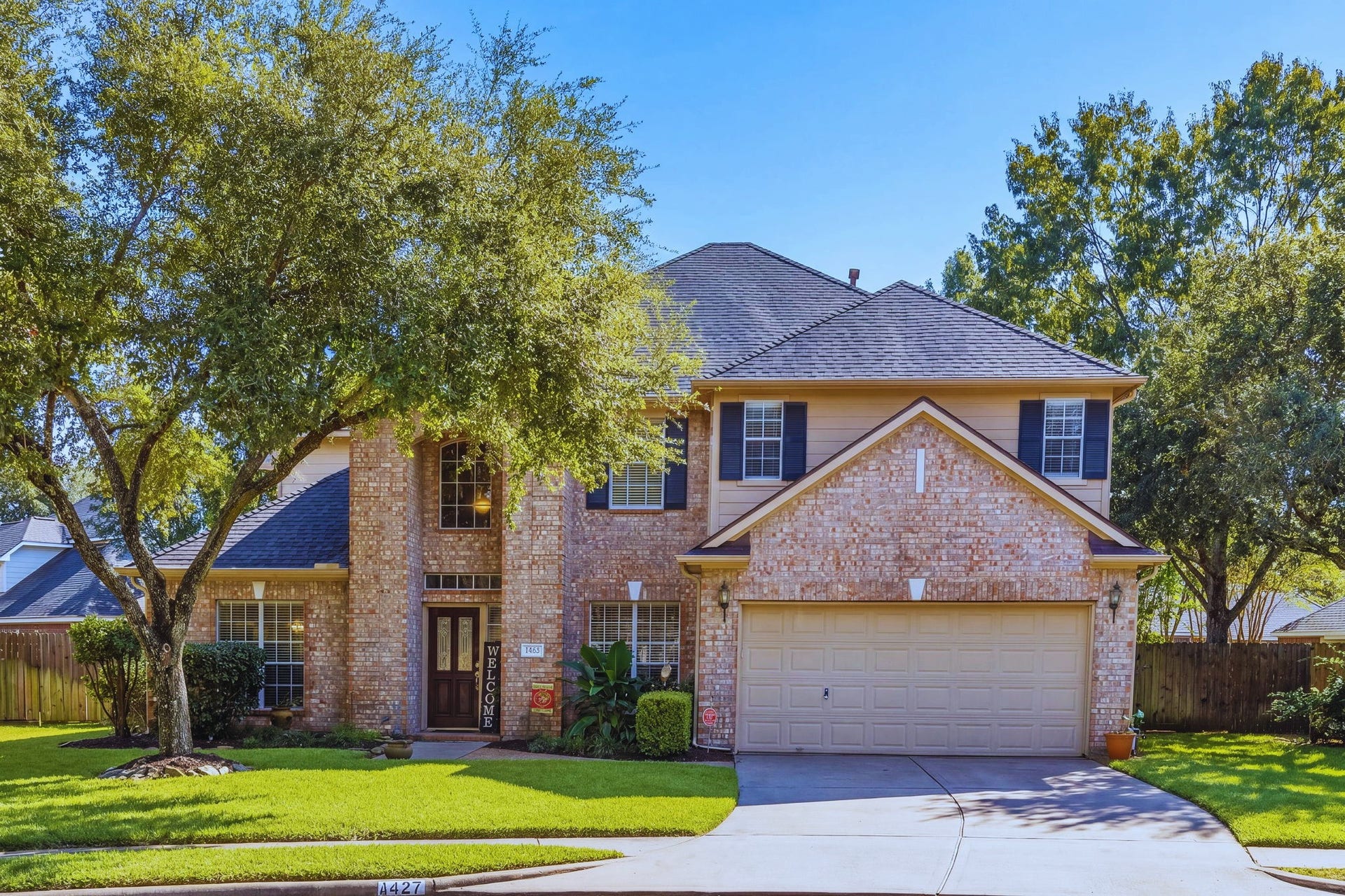 1427 Queens Bay Drive, Katy, TX 77494 Welcome to 1427 Queens Bay Drive, located in the gated community of Falcon Point East - The Arbor. This beautifully updated home sits at the end of a quiet cul-de-sac and offers 2 primary bedrooms, perfect for a growing family.