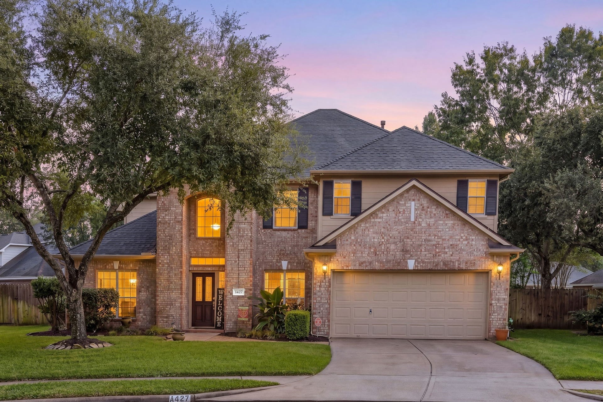 1427 Queens Bay Drive, Katy, TX 77494 Thank you for viewing our listing. We'd love to show you this home! Call us today to schedule your private showing.