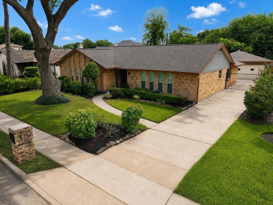 Property photo for 950 W Donovan Street, Houston, TX