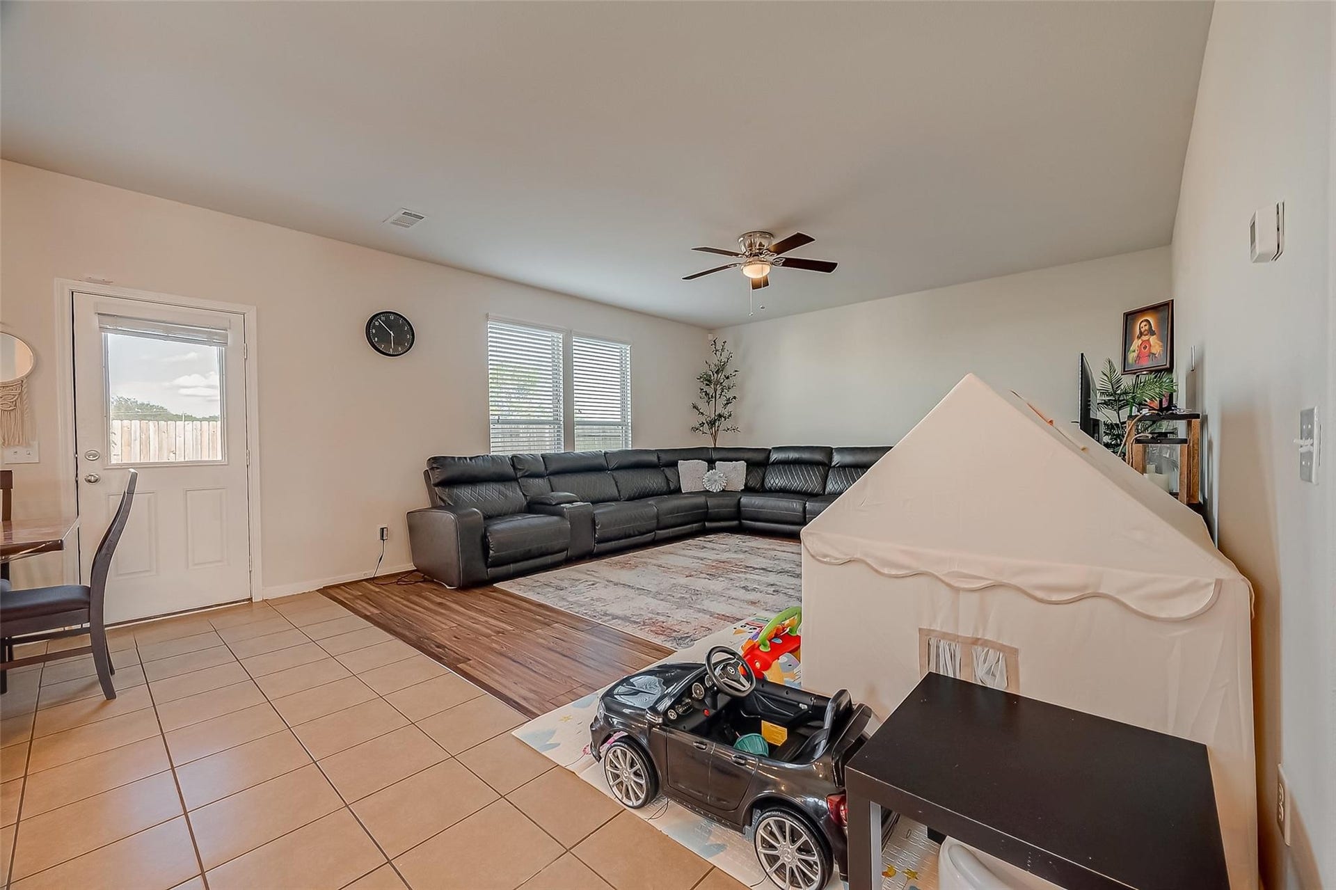 13907 Rimple Bend Lane, Houston, TX 77048 Living