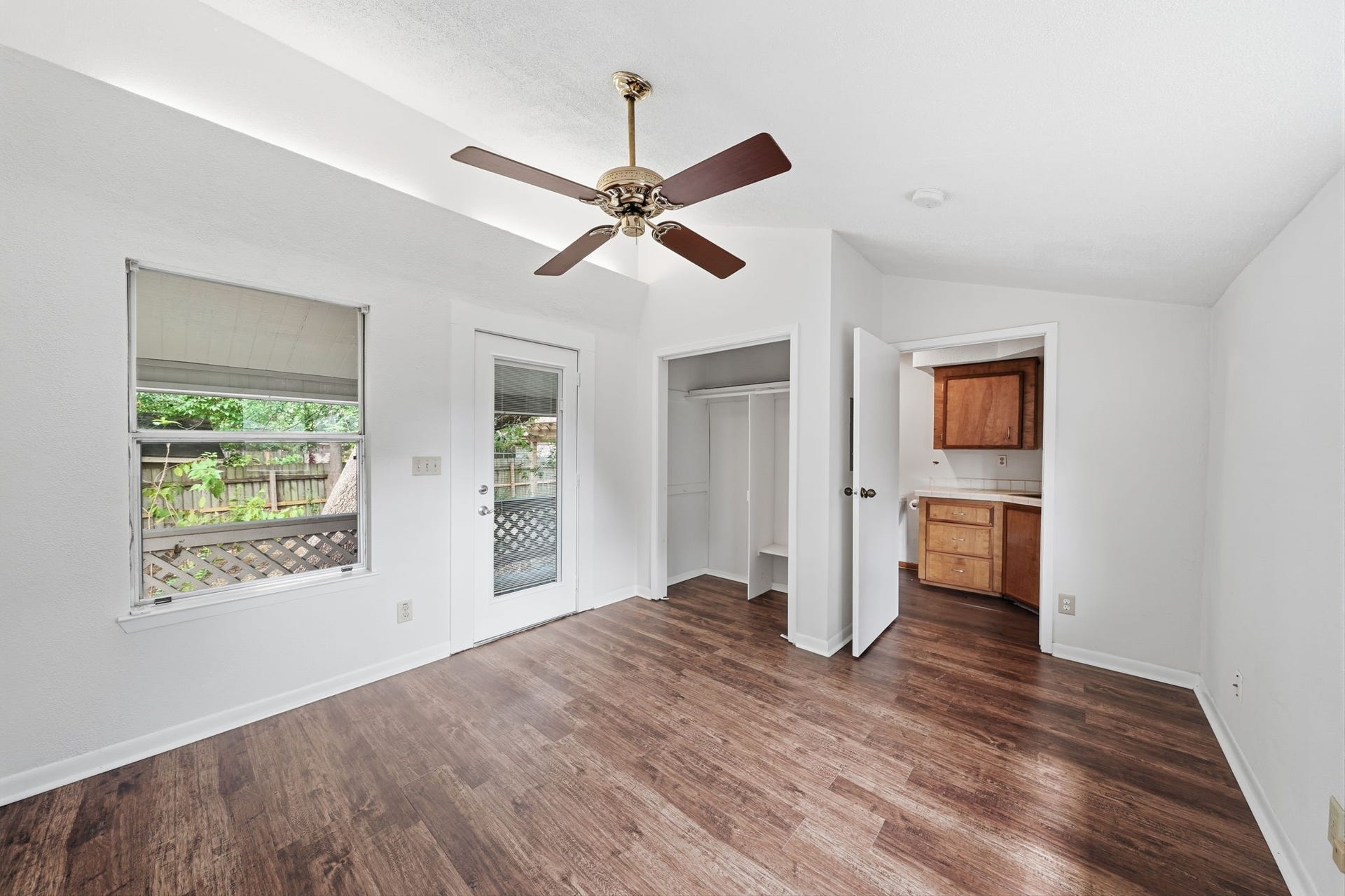 5208 Cunningham Drive, Pearland, TX 77581 Interior view of Guest Cottage/Bonus Space with it's own full bath.