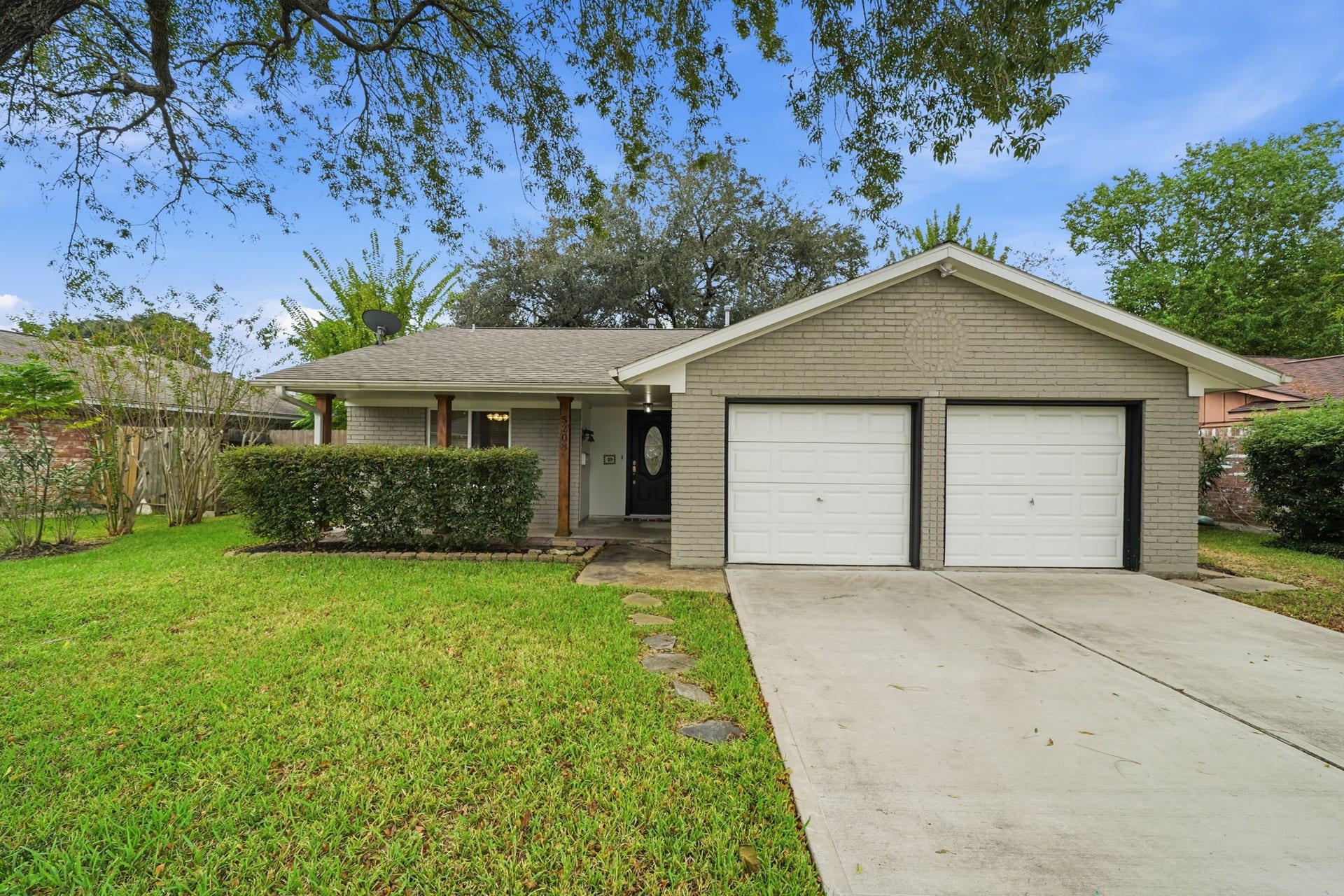 5208 Cunningham Drive, Pearland, TX 77581 Welcome to 5208 Cunningham Drive