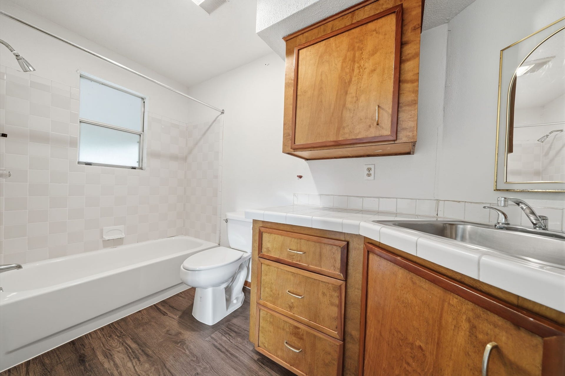 5208 Cunningham Drive, Pearland, TX 77581 Full Bathroom located in Guest Cottage