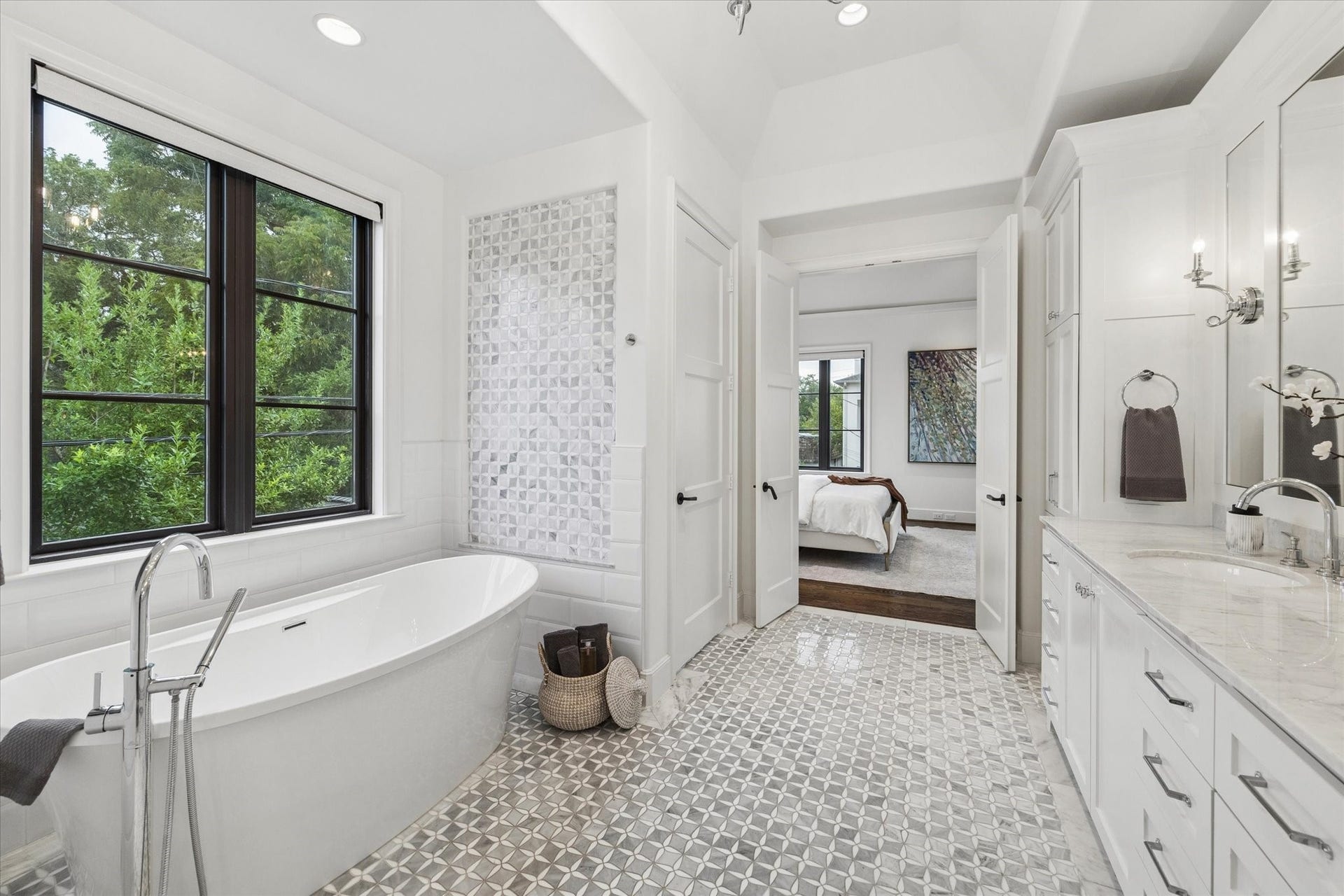 1647 Vassar Street, Houston, TX 77006 Primary bath featuring a soaking tub and separate shower.