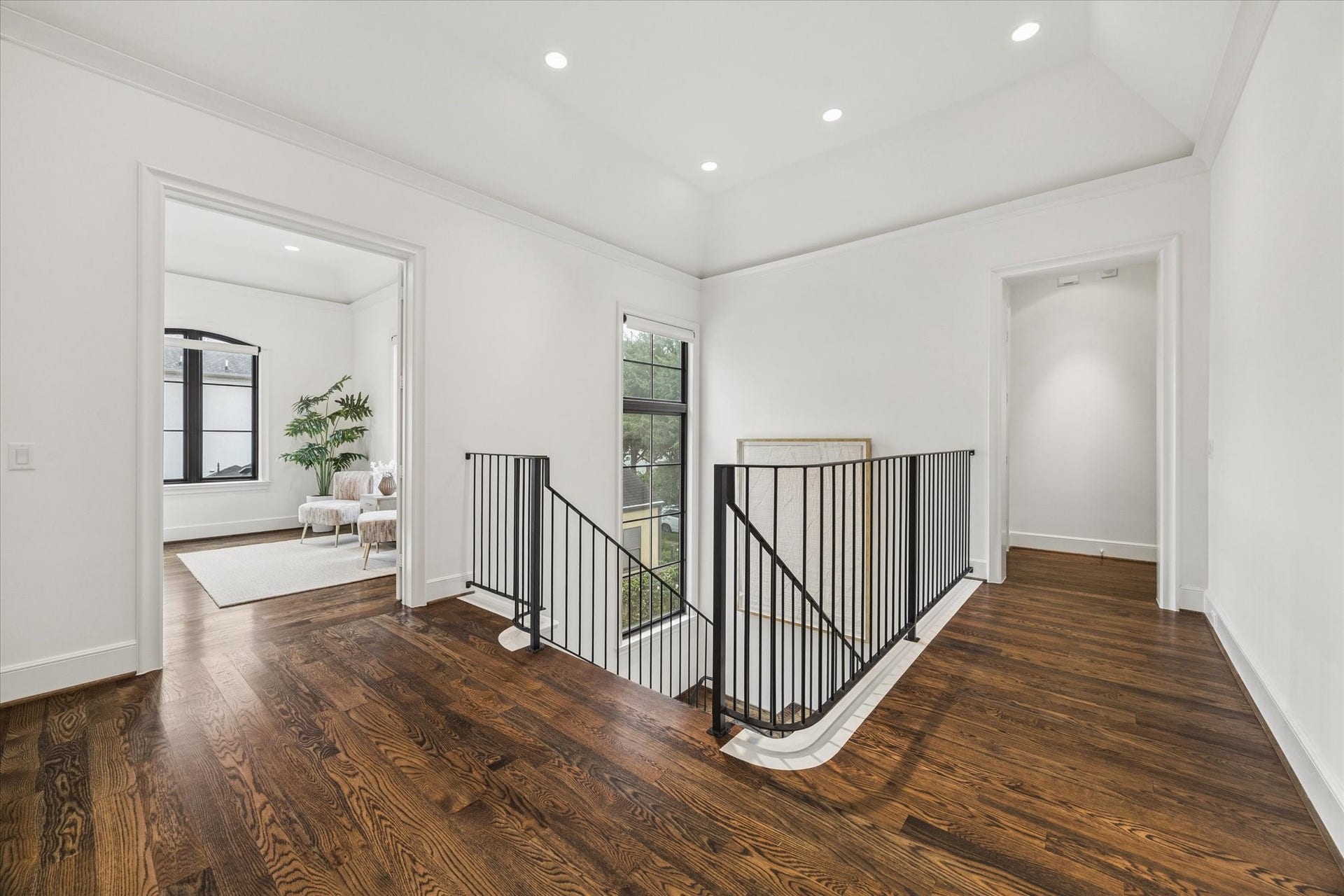 1647 Vassar Street, Houston, TX 77006 Spacious upstairs landing with white oak flooring and natural light.