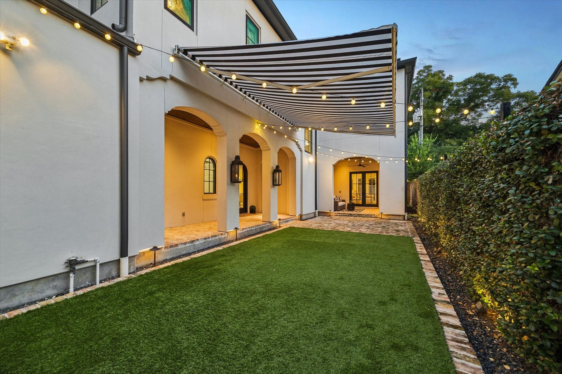 1647 Vassar Street, Houston, TX 77006 Serene turfed private courtyard with a retractable awning and automatic irrigation system, perfect for year-round enjoyment.