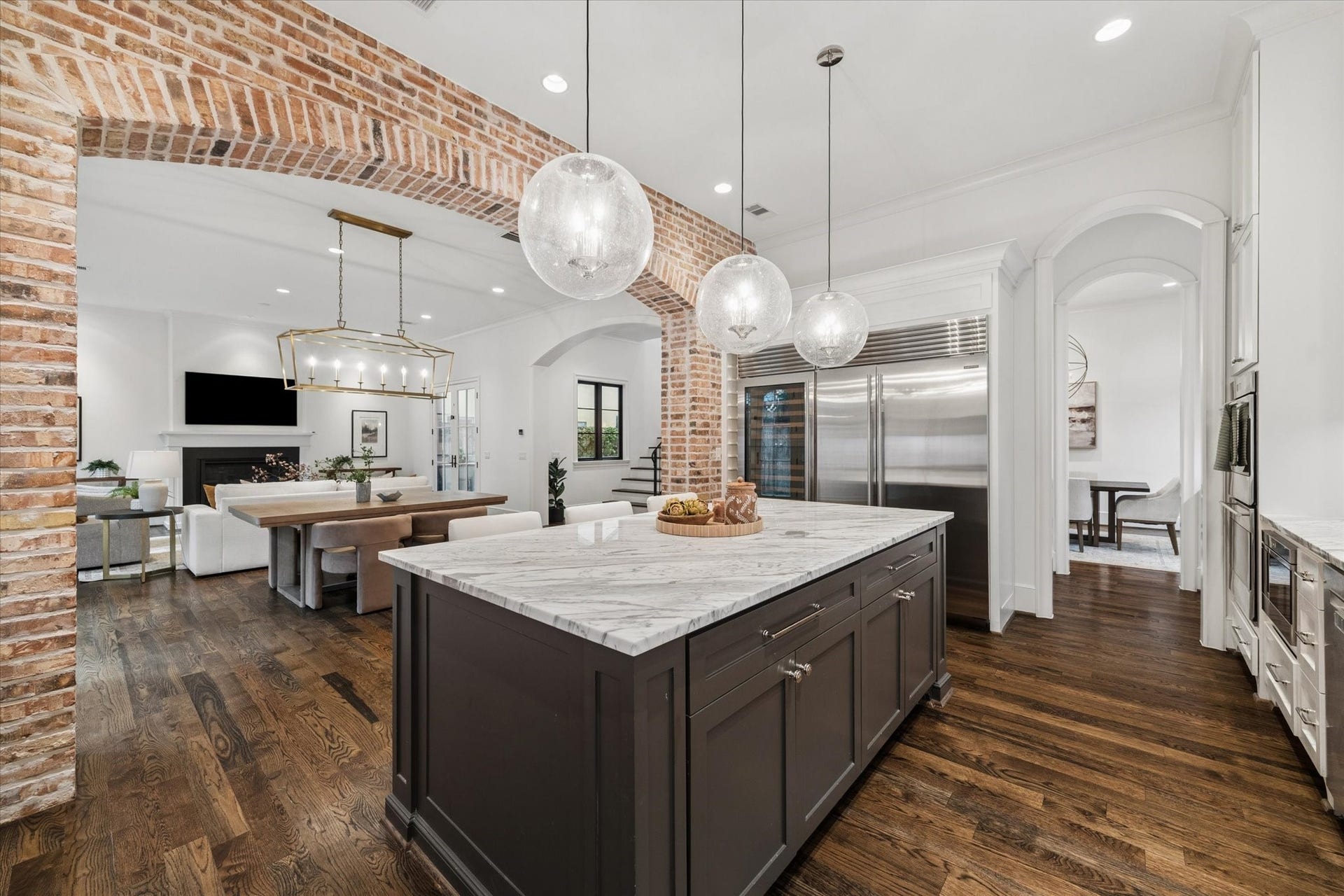1647 Vassar Street, Houston, TX 77006 Open-concept kitchen with oversized island and pendant lighting.