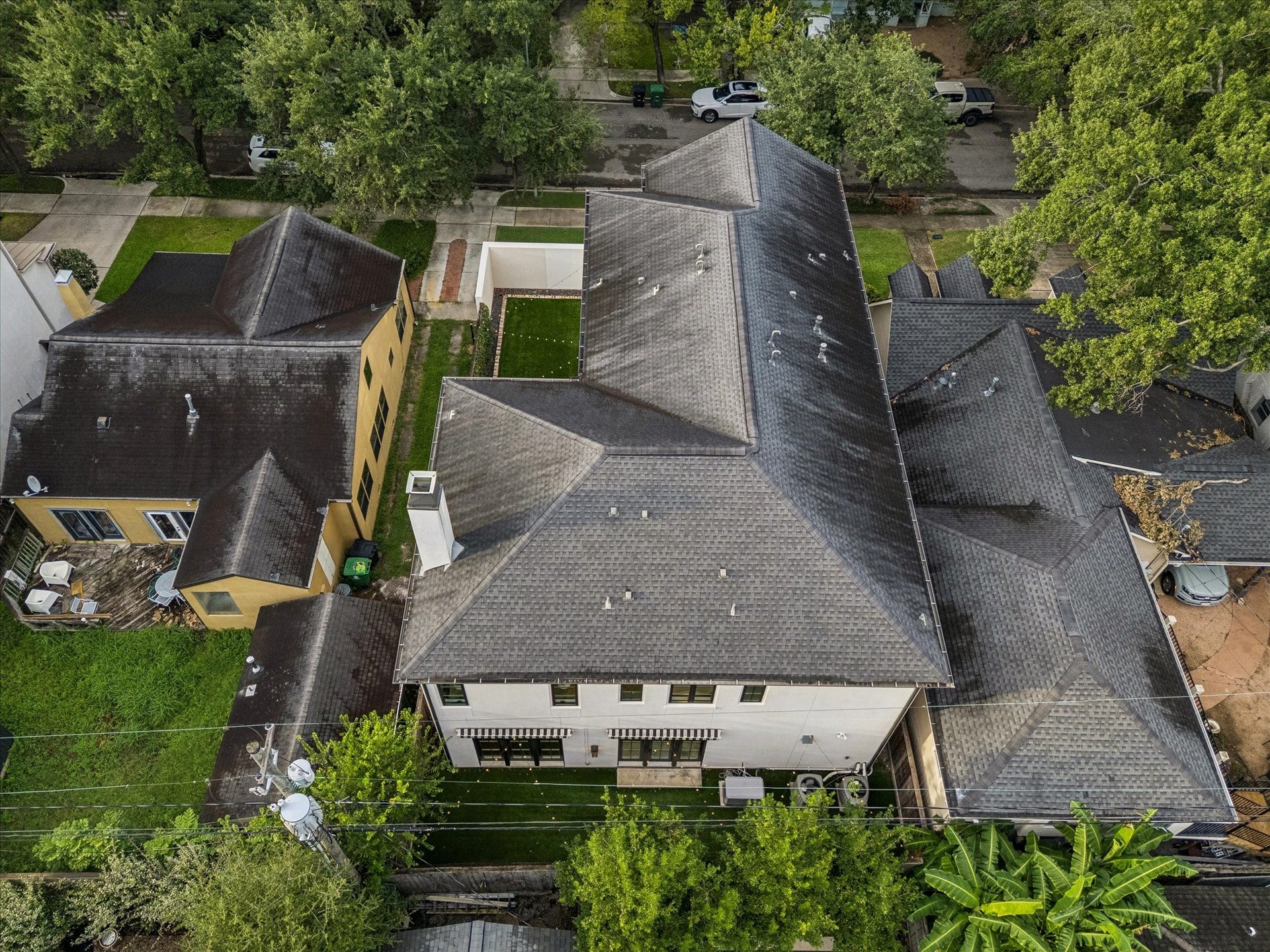 1647 Vassar Street, Houston, TX 77006 Striking aerial view showcasing the homes distinctive architecture and beautifully designed outdoor spaces.
