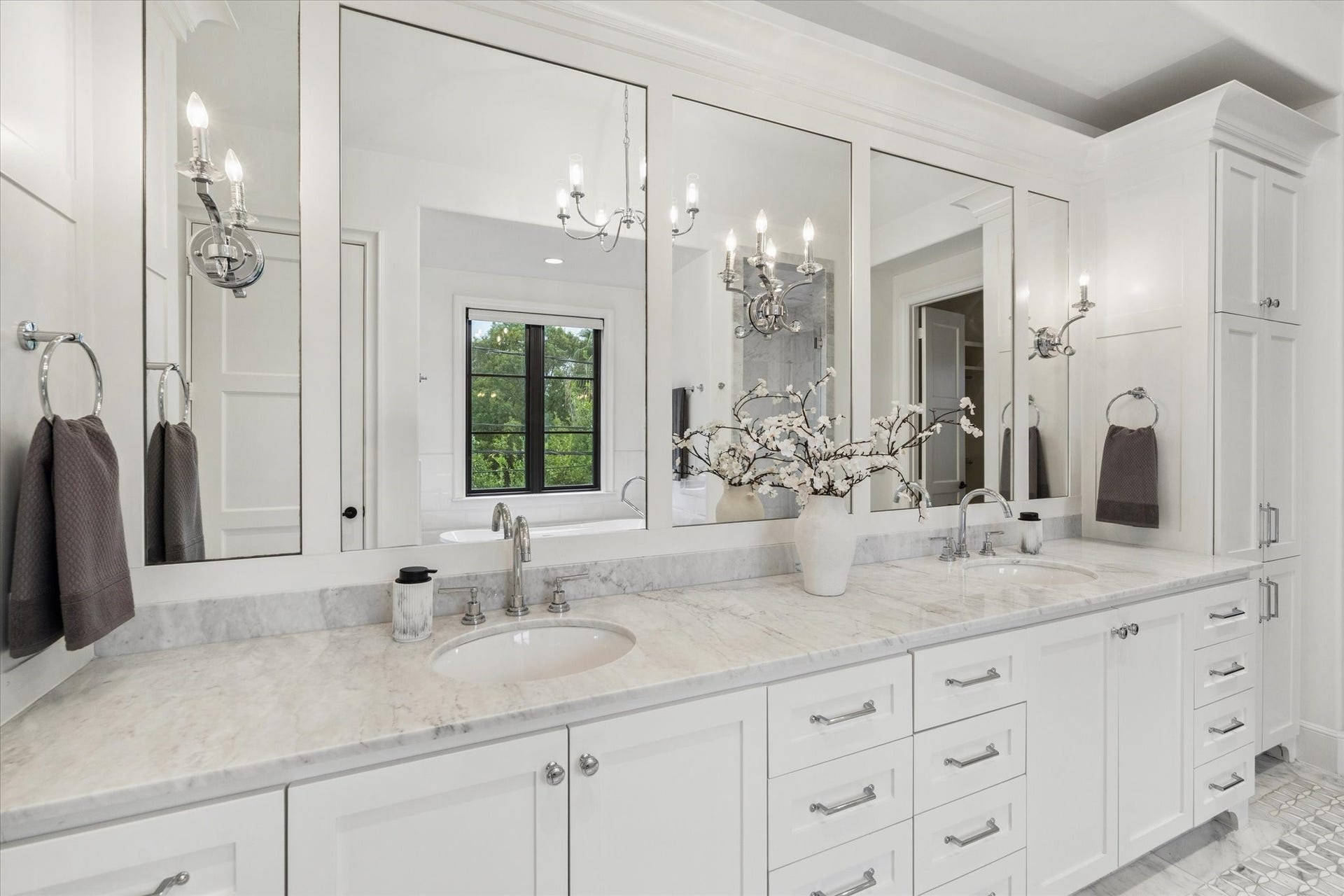 1647 Vassar Street, Houston, TX 77006 Expansive dual vanity with abundant counter and storage space.