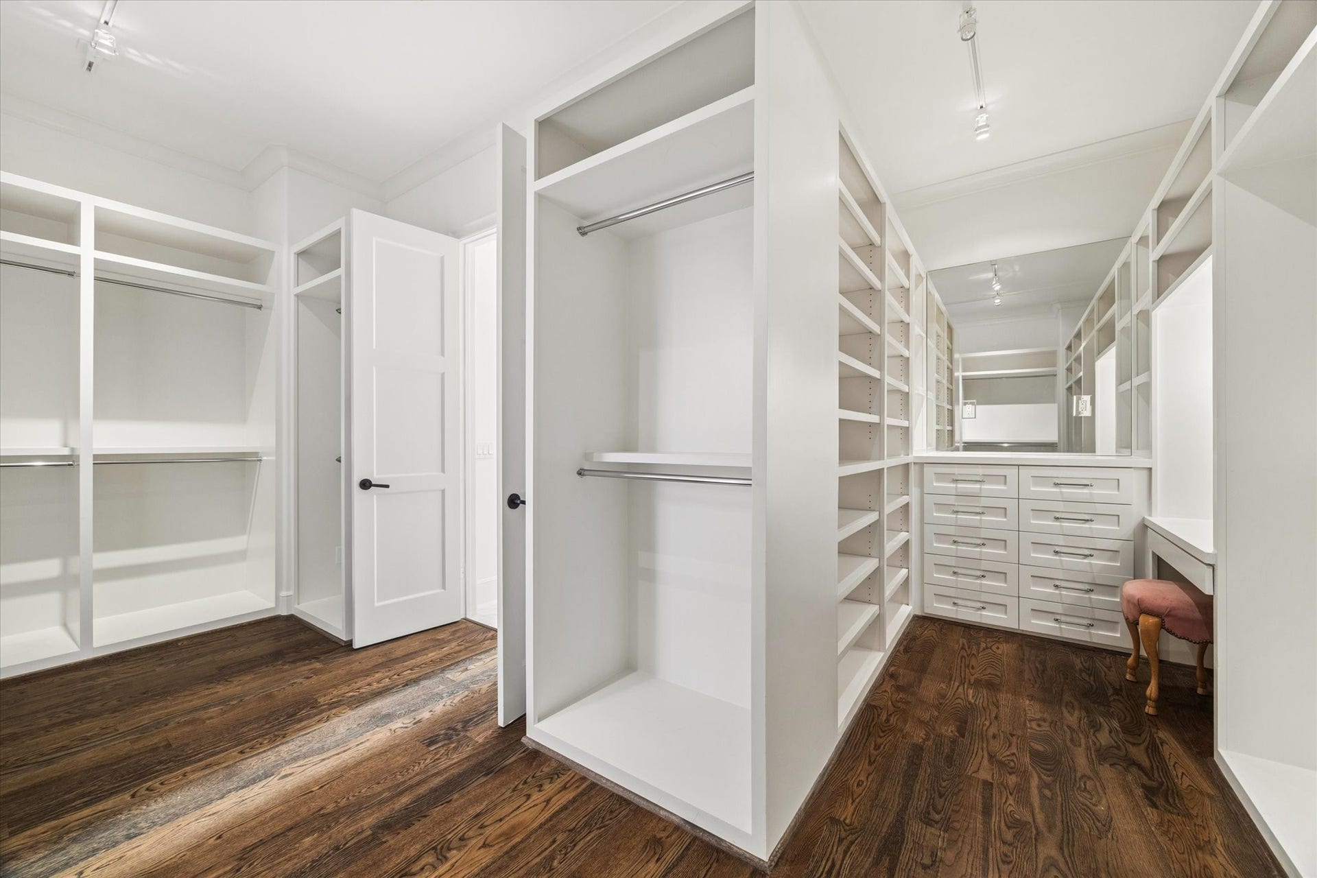 1647 Vassar Street, Houston, TX 77006 Additional walk-in closet offering extensive storage.