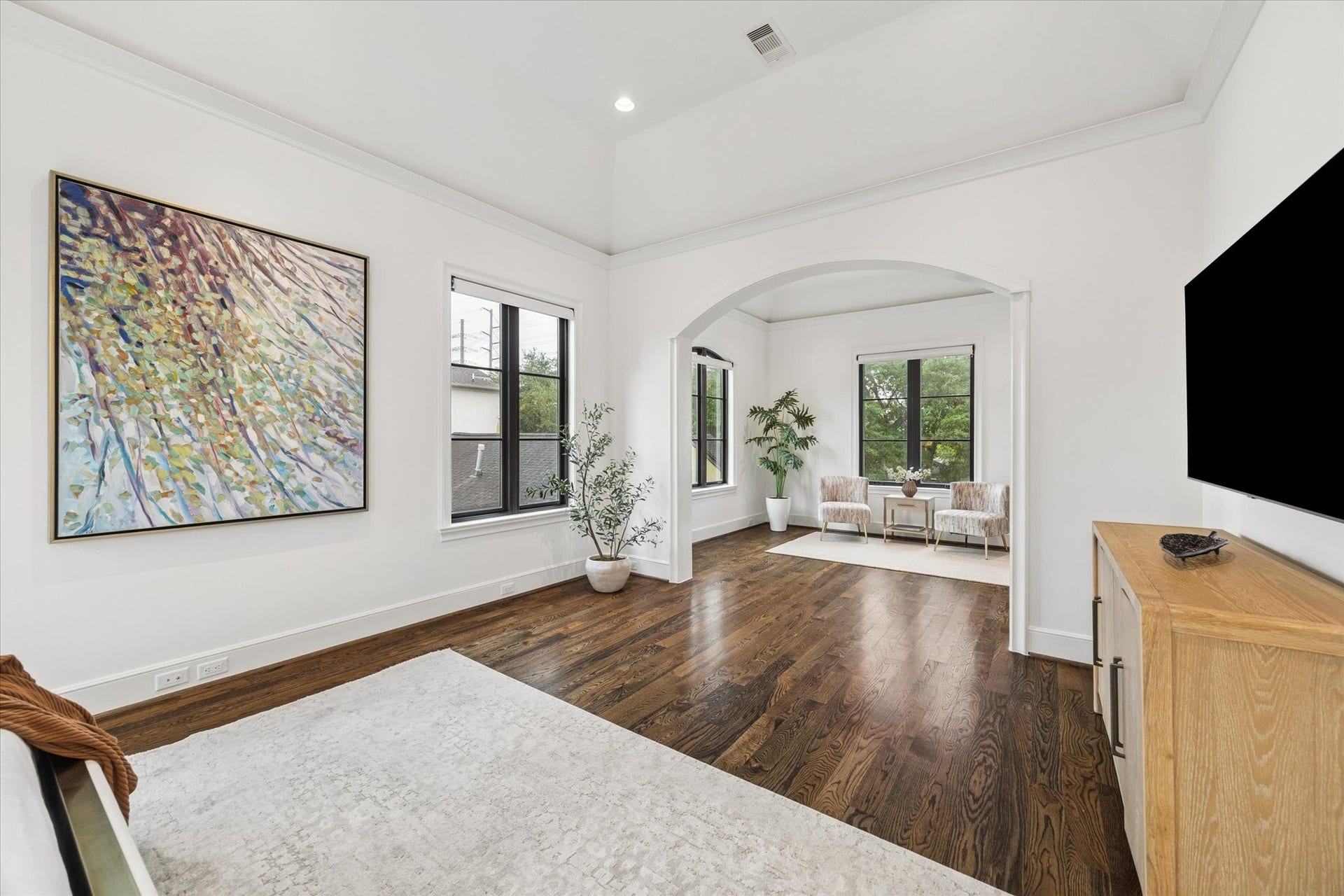 1647 Vassar Street, Houston, TX 77006 Primary suite with solid oak flooring and dedicated sitting area.