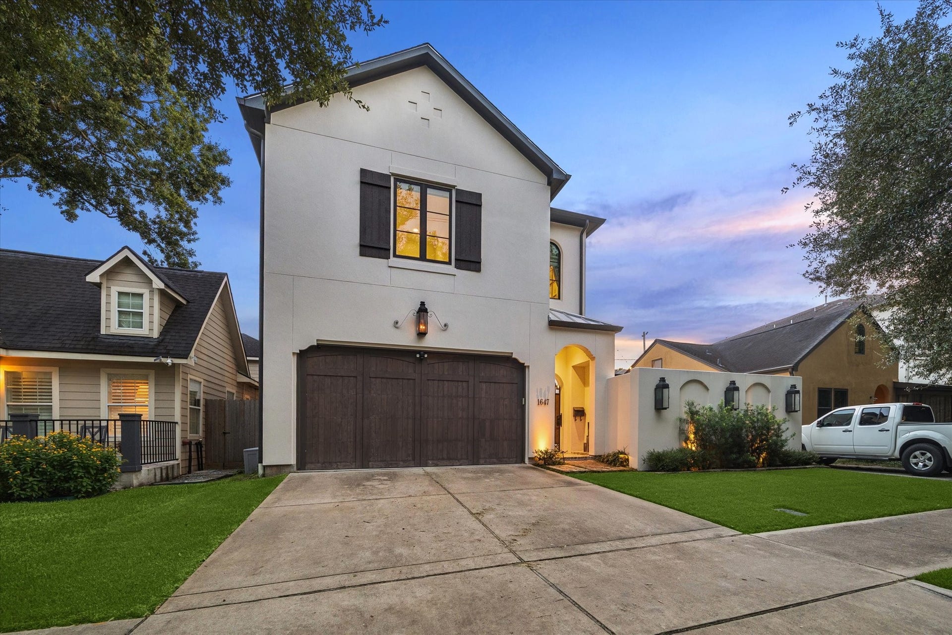 1647 Vassar Street, Houston, TX 77006 Doublewide driveway with plenty of room for guests.