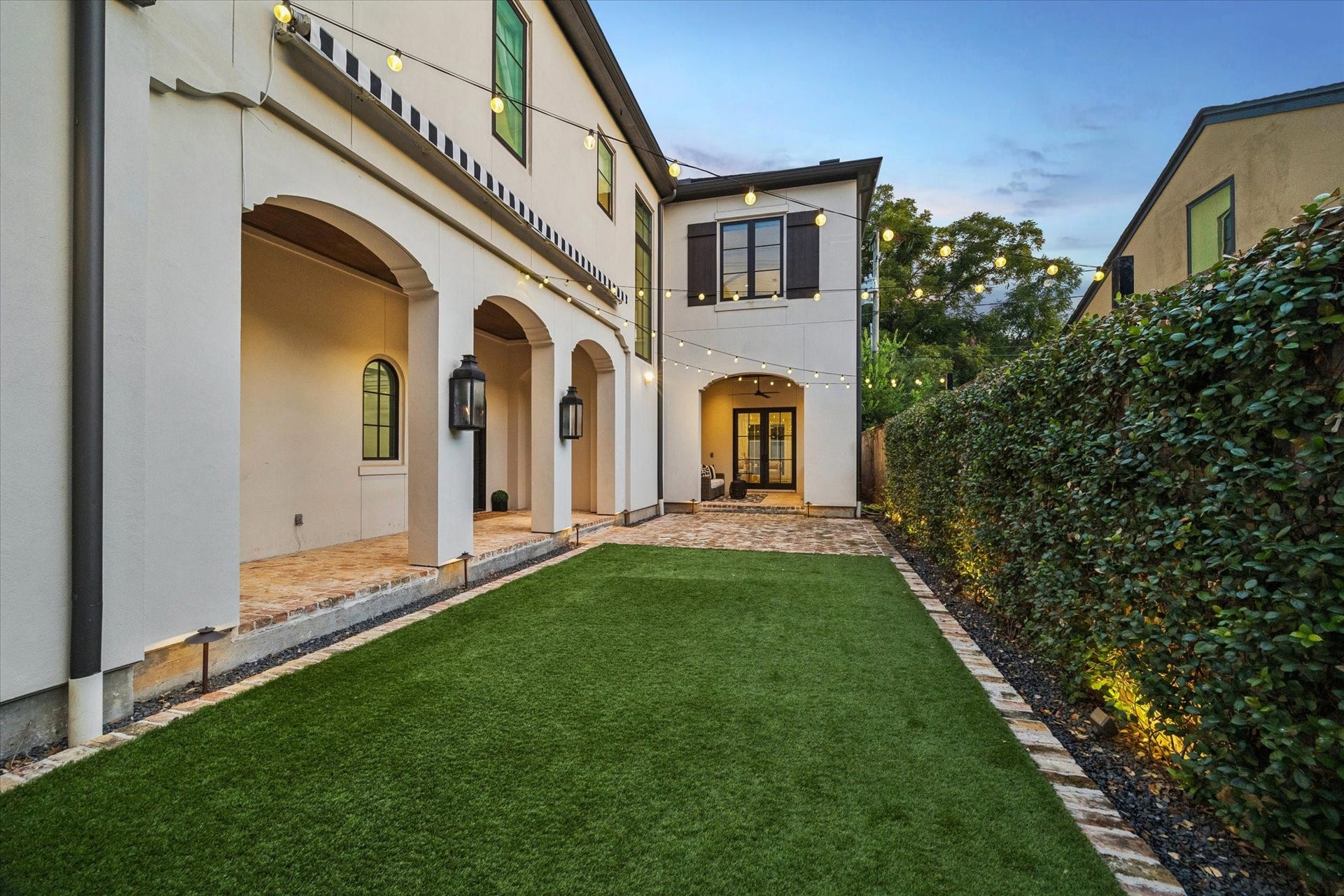 1647 Vassar Street, Houston, TX 77006 Charming private courtyard with a covered patio and lush greenery, creating an intimate setting.