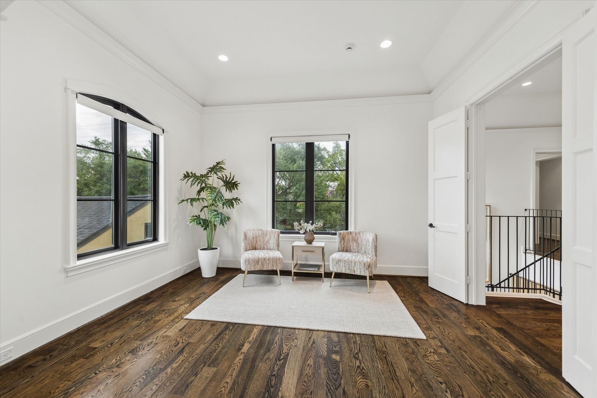 1647 Vassar Street, Houston, TX 77006 Private primary-suite sitting area with large windows and automatic shades
