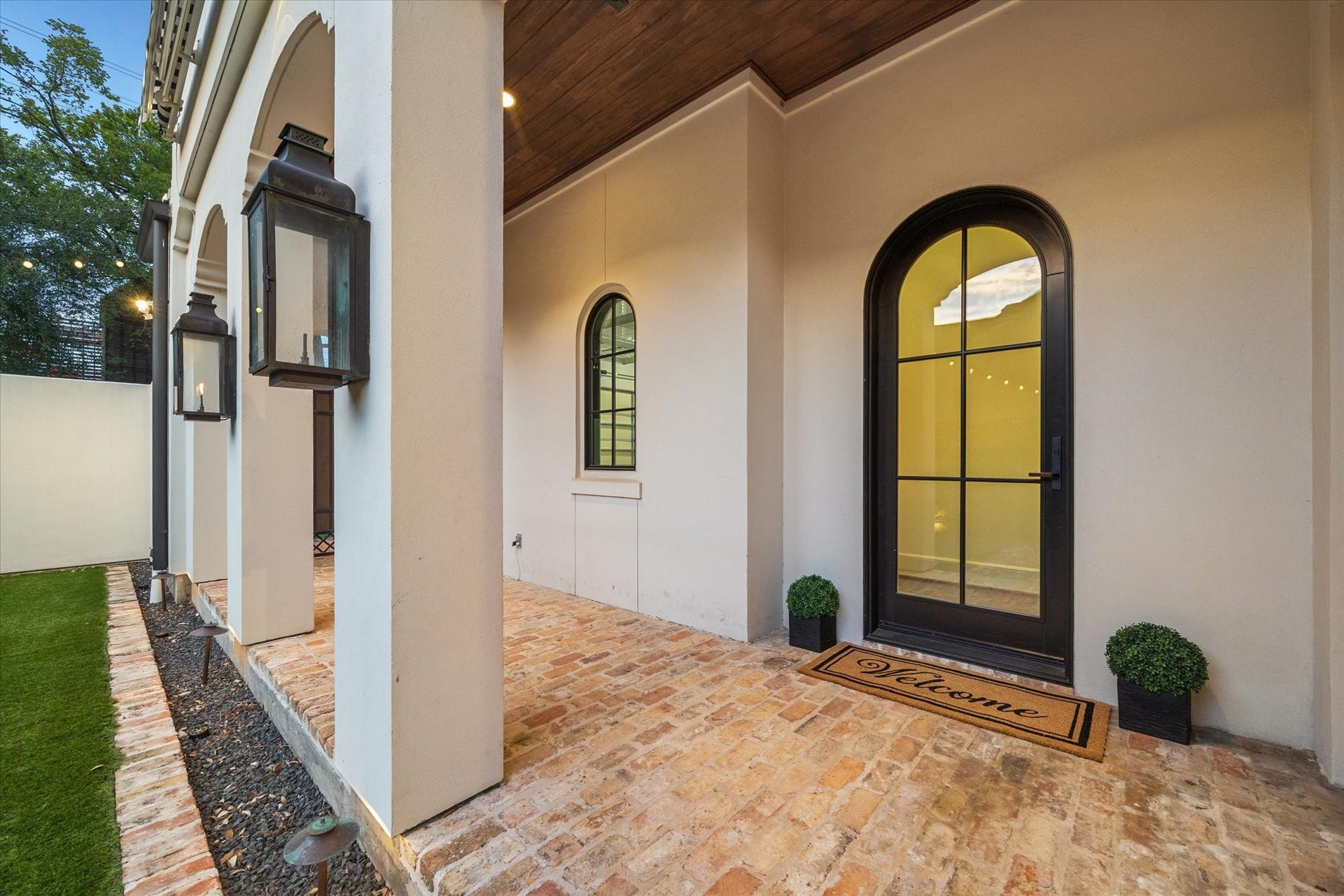 1647 Vassar Street, Houston, TX 77006 Elegant, covered patio and arched brick entryway create a warm, welcoming arrival.