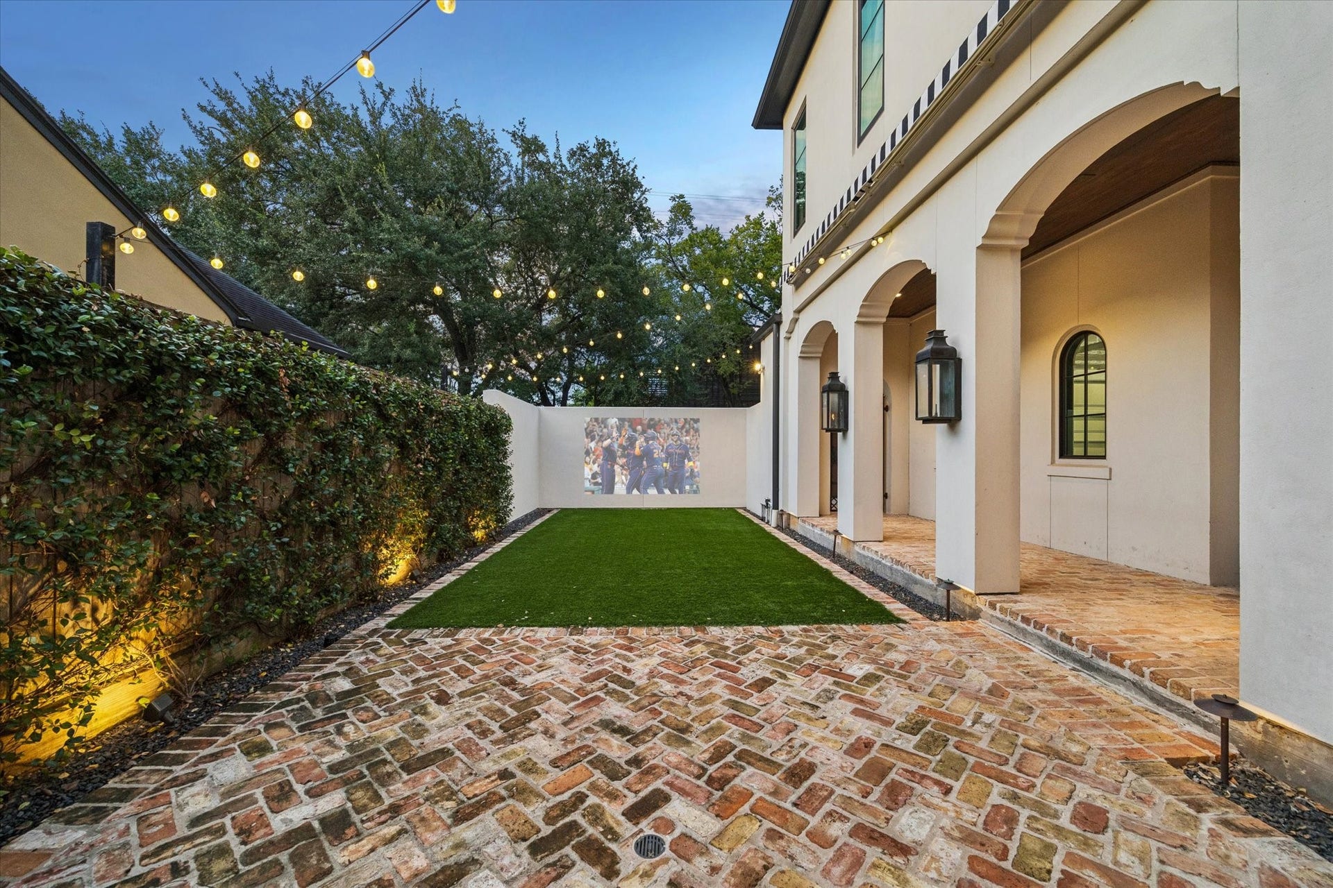 1647 Vassar Street, Houston, TX 77006 Beautifully landscaped courtyard offering a private escape for relaxing or entertaining. The wall can be used as a backdrop for a projector to showcase your favorite team or movie.