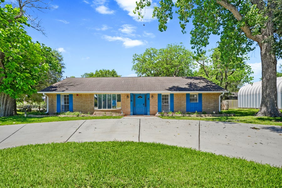 Property photo for 1218 S Johnson Street, Alvin, TX