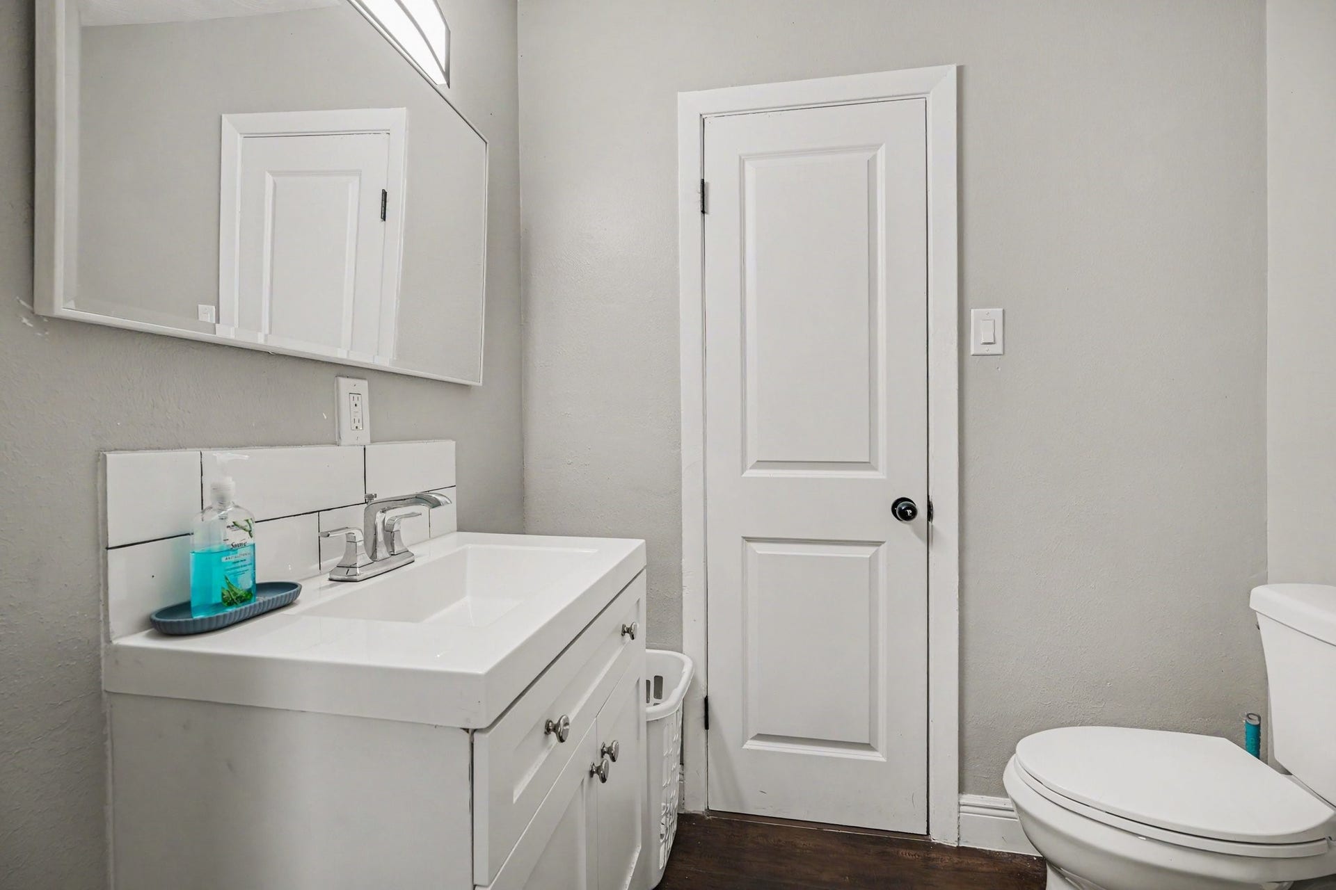 1317 N Natchez Drive, Texas City, TX 77591 Shared Modern bathroom with elegant tilework and vanity offering a fresh and inviting space.