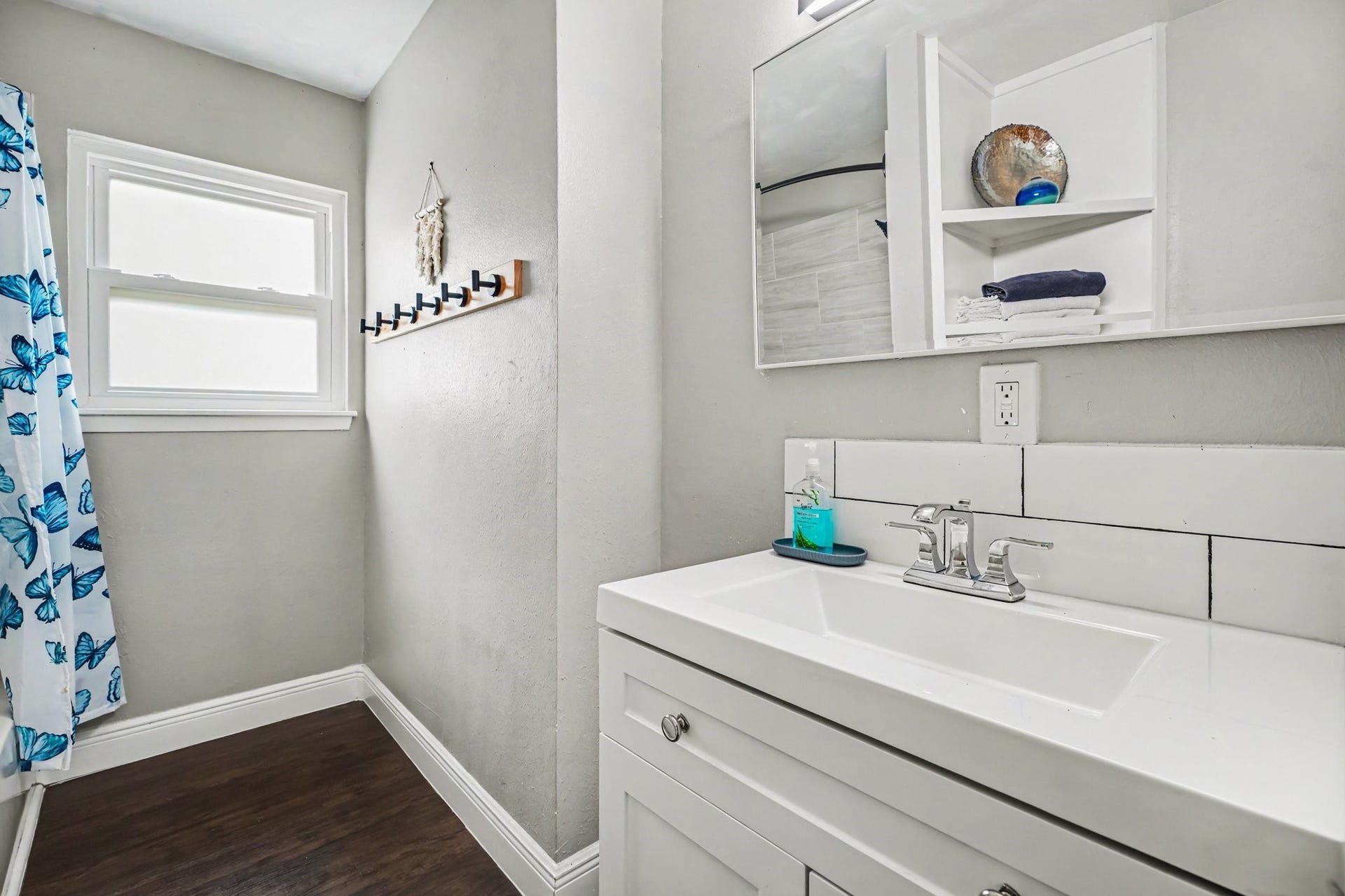 1317 N Natchez Drive, Texas City, TX 77591 ? Reach out to the listing agent for details regarding multiple offer deadlines
Buyer love letters should not be included with your client's offer. They could violate fair housing laws so please do not submit them.